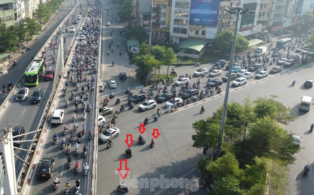 Hình ảnh trái ngược nhau ở nút giao thông Ngã Tư Sở ảnh 9