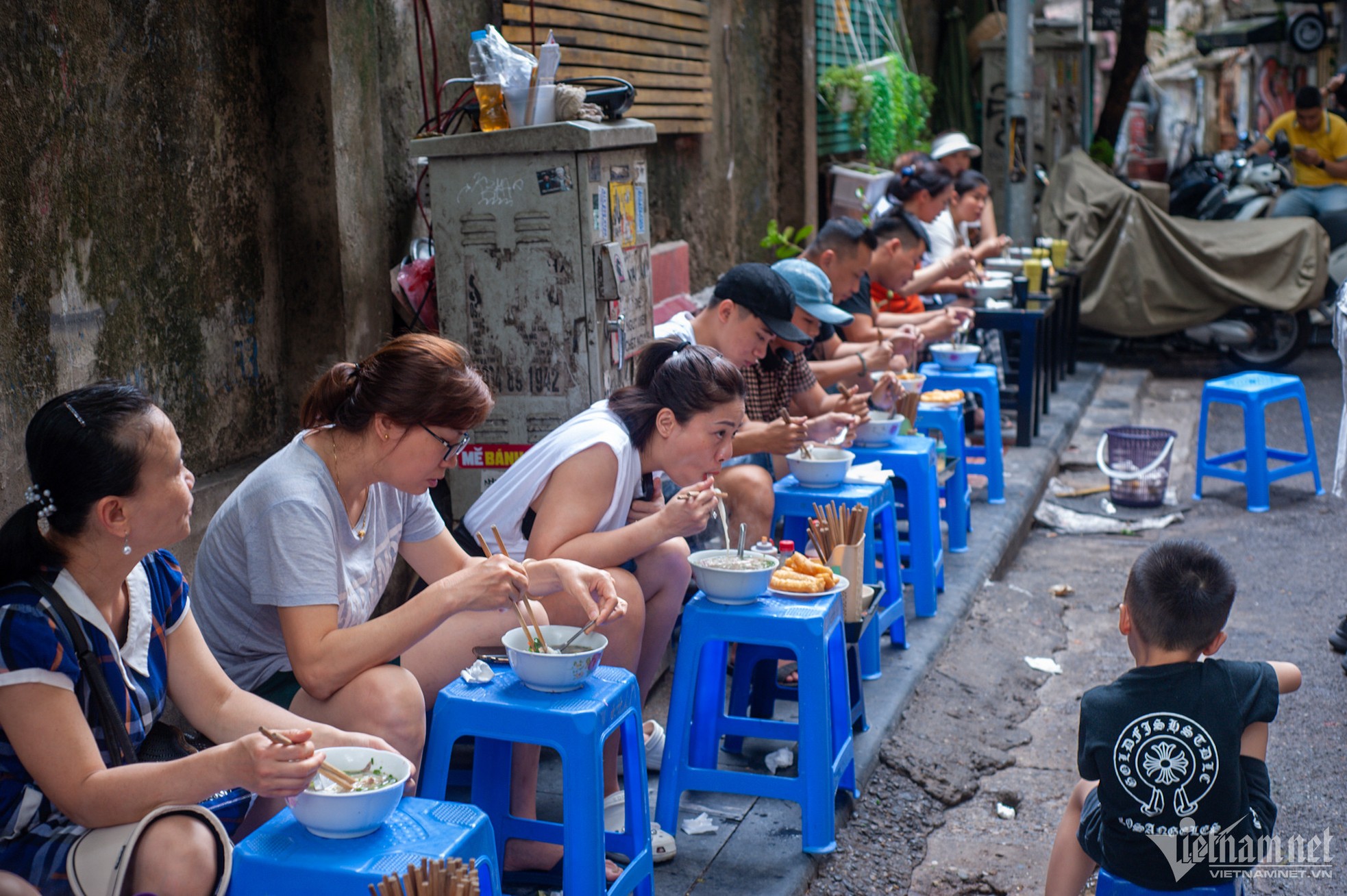 Phở Michelin ở Hà Nội, khách xếp hàng chờ, tự bê và ngồi vỉa hè thưởng thức ảnh 12