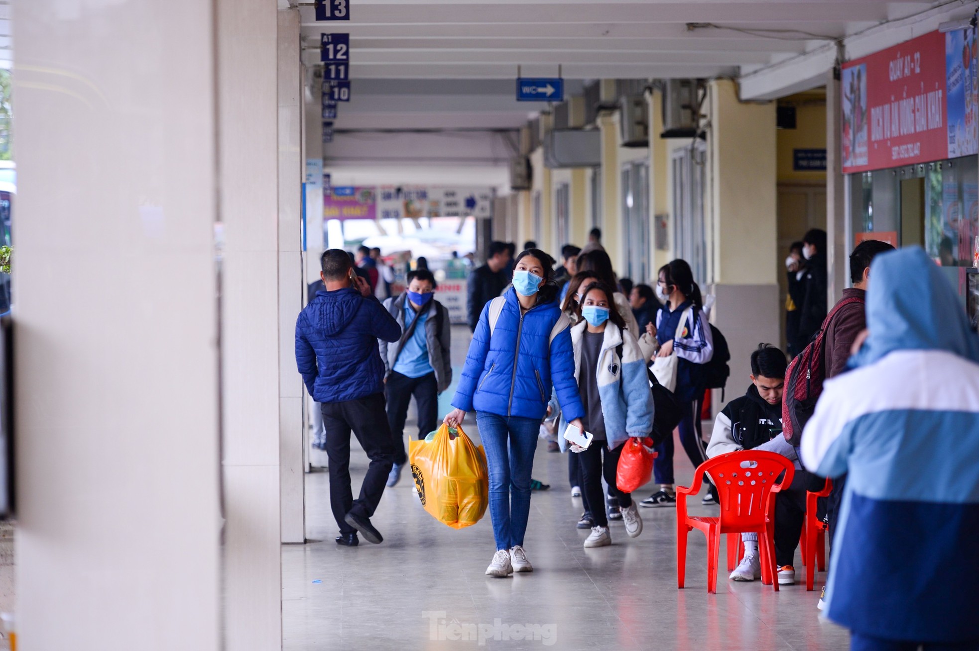 Người dân về quê đón Tết Dương lịch, bến xe ở Hà Nội 'tăng nhiệt' ảnh 6
