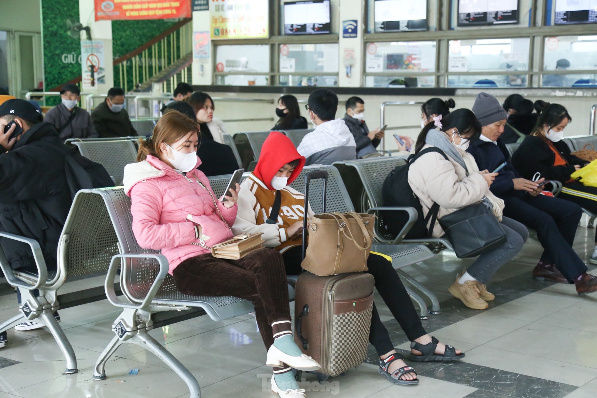 Người dân về quê đón Tết Dương lịch, bến xe ở Hà Nội 'tăng nhiệt' ảnh 10