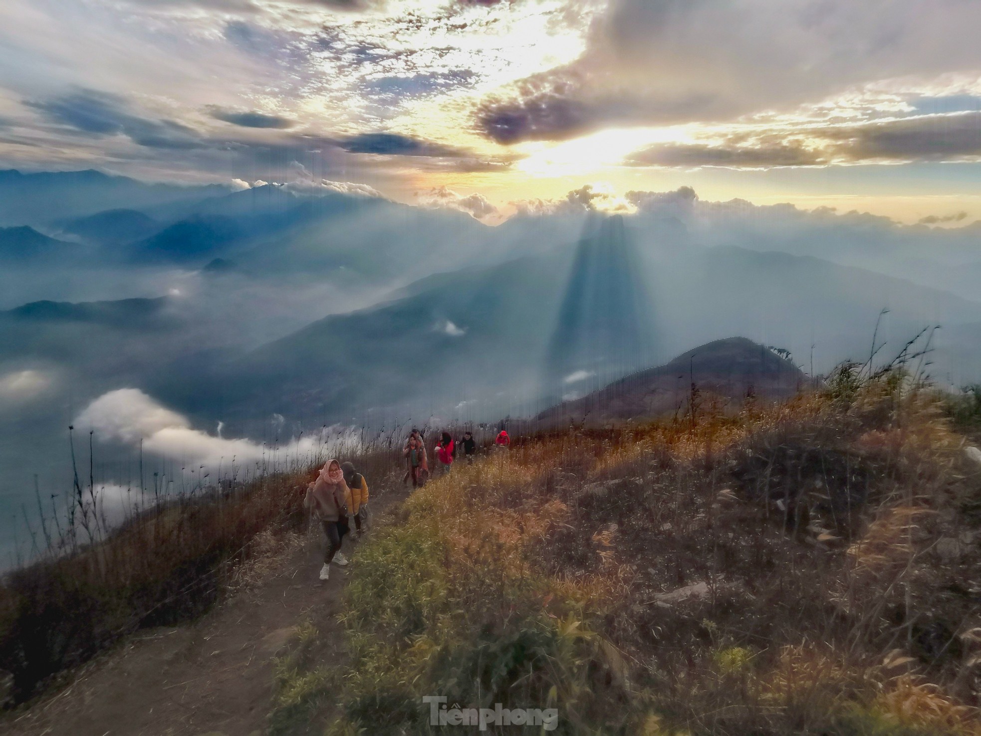 Săn mây giữa khung cảnh 'thần tiên' trên đỉnh núi Lảo Thẩn - Y Tý ảnh 2