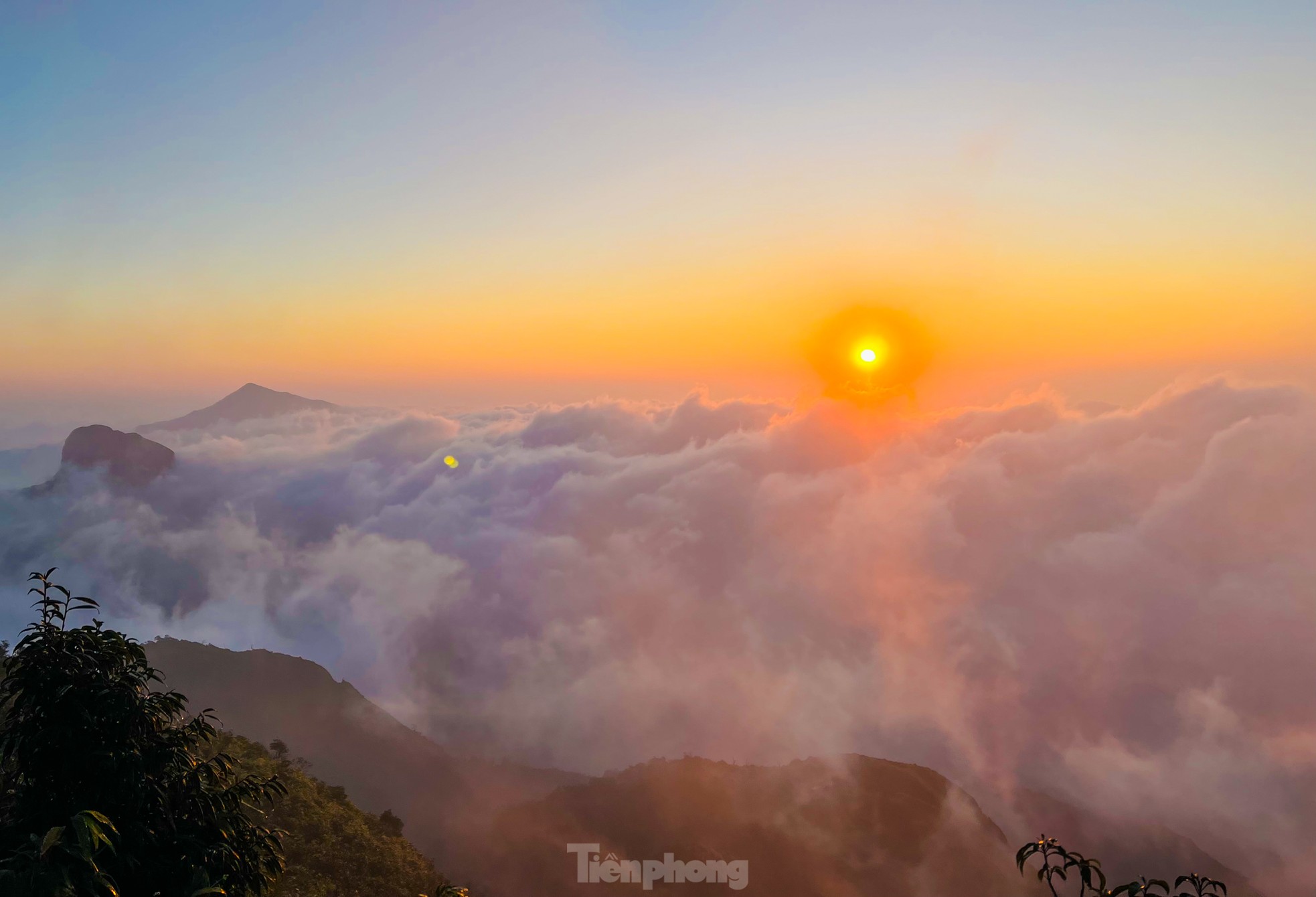 Săn mây giữa khung cảnh 'thần tiên' trên đỉnh núi Lảo Thẩn - Y Tý ảnh 1