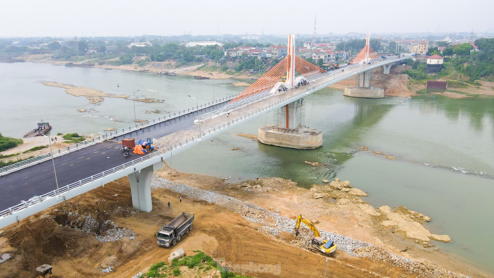 Toàn cảnh cây cầu nối hai tỉnh Phú Thọ - Vĩnh Phúc trị giá 540 tỷ đồng sắp khánh thành - Ảnh 3.