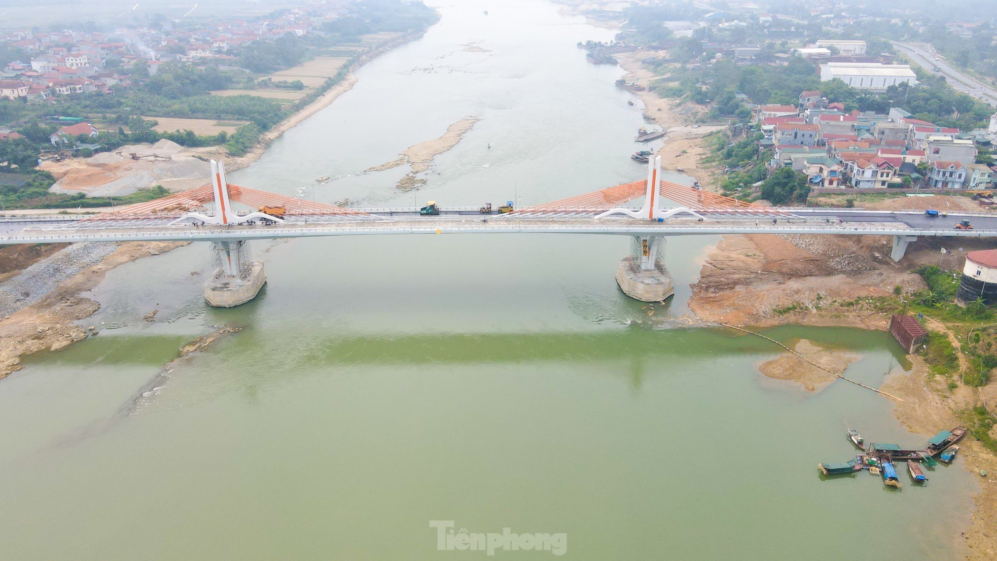 Toàn cảnh cây cầu nối hai tỉnh Phú Thọ - Vĩnh Phúc trị giá 540 tỷ đồng sắp khánh thành - Ảnh 2.