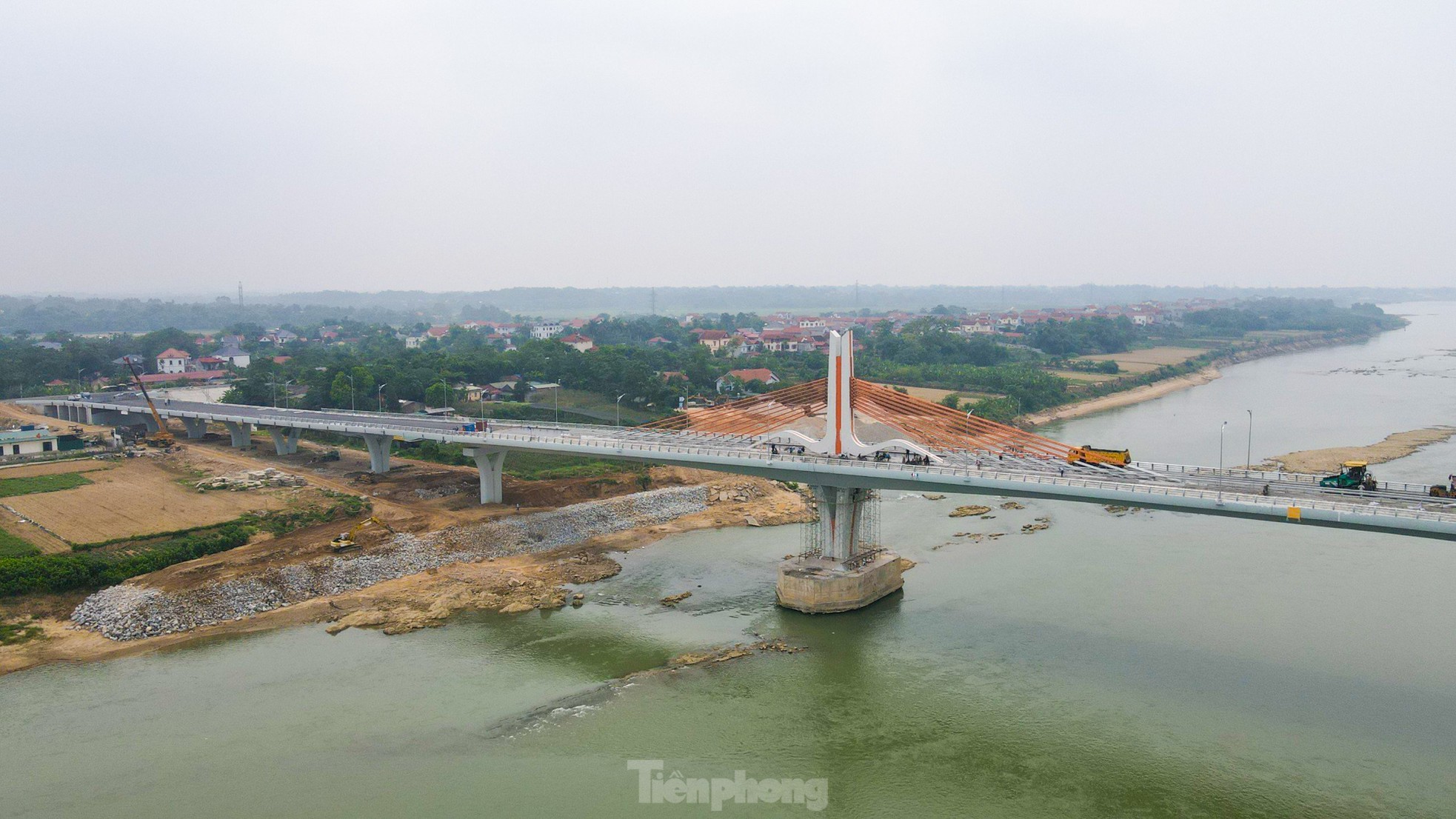 Toàn cảnh cây cầu nối hai tỉnh Phú Thọ - Vĩnh Phúc trị giá 540 tỷ đồng sắp khánh thành - Ảnh 4.