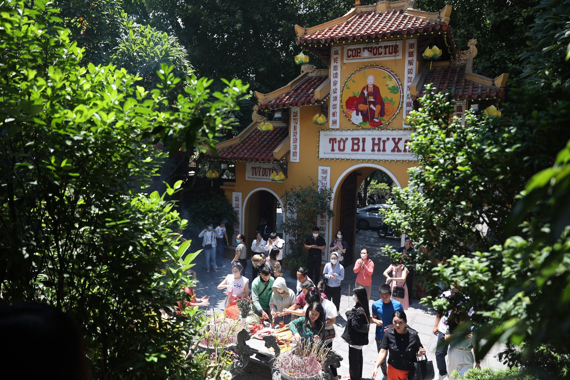 Người dân tấp nập đi chùa cầu an ngày rằm tháng Bảy ảnh 1