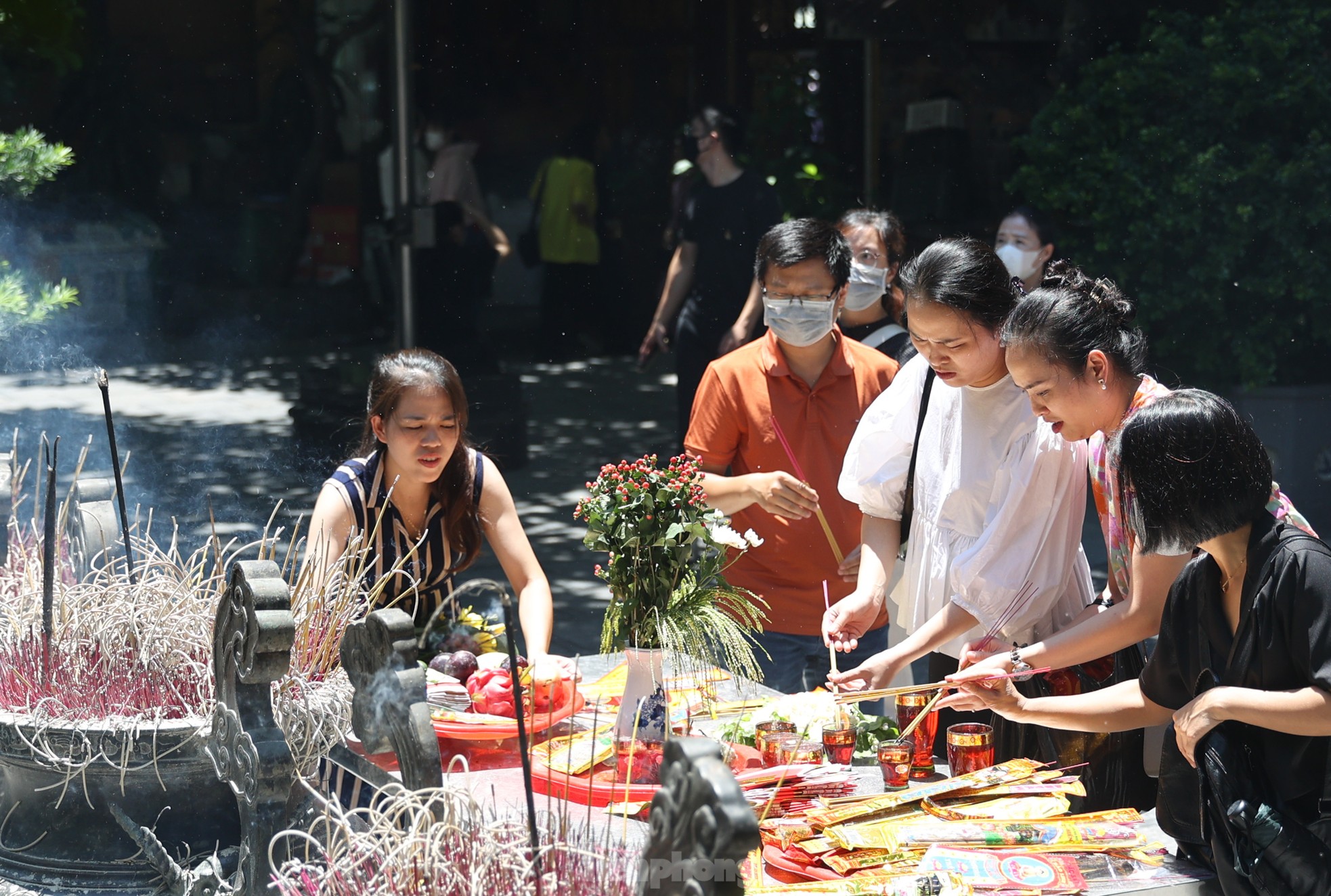Người dân tấp nập đi chùa cầu an ngày rằm tháng Bảy ảnh 5