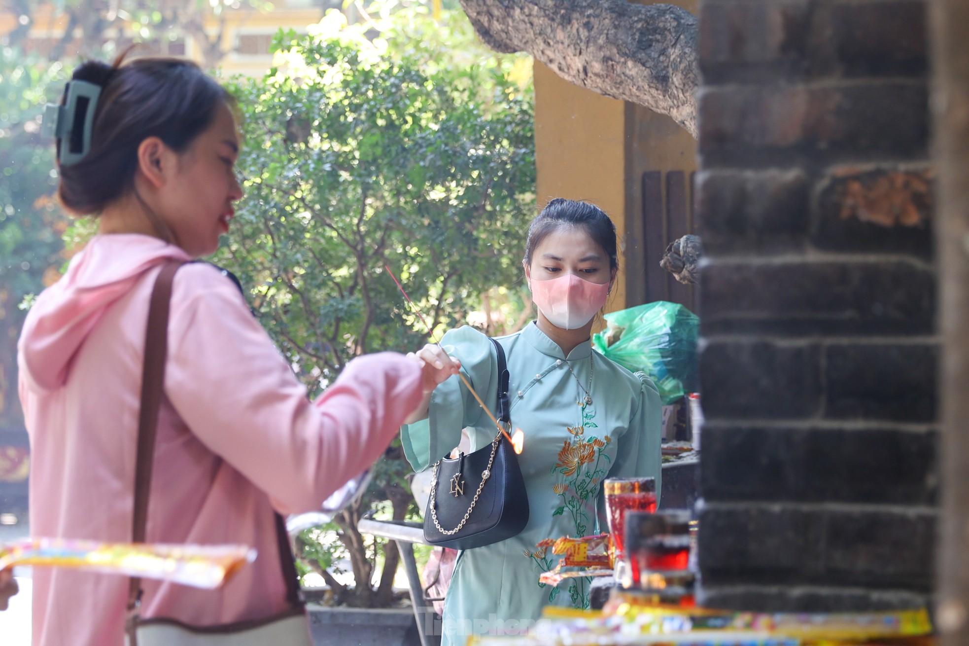Người dân tấp nập đi chùa cầu an ngày rằm tháng Bảy ảnh 9