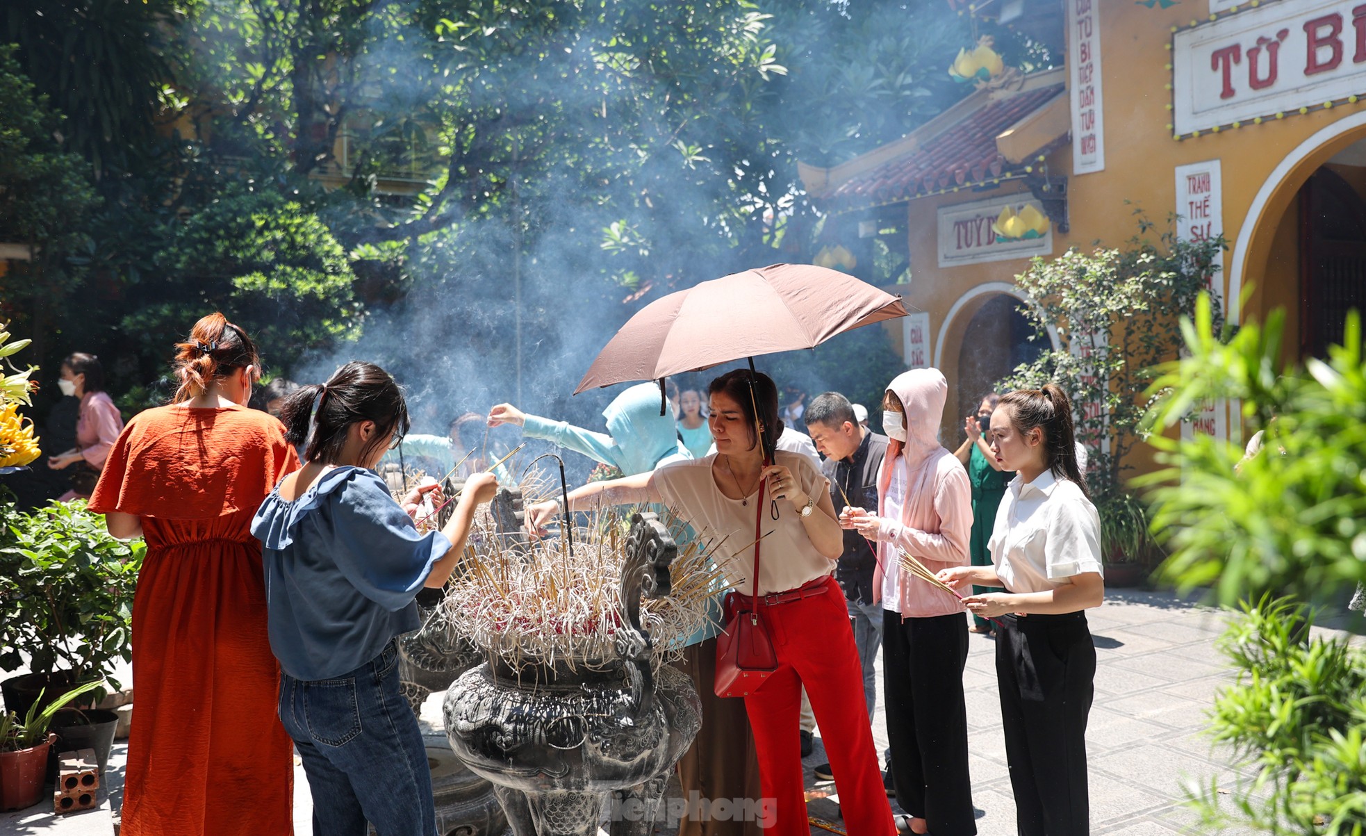 Người dân tấp nập đi chùa cầu an ngày rằm tháng Bảy ảnh 6