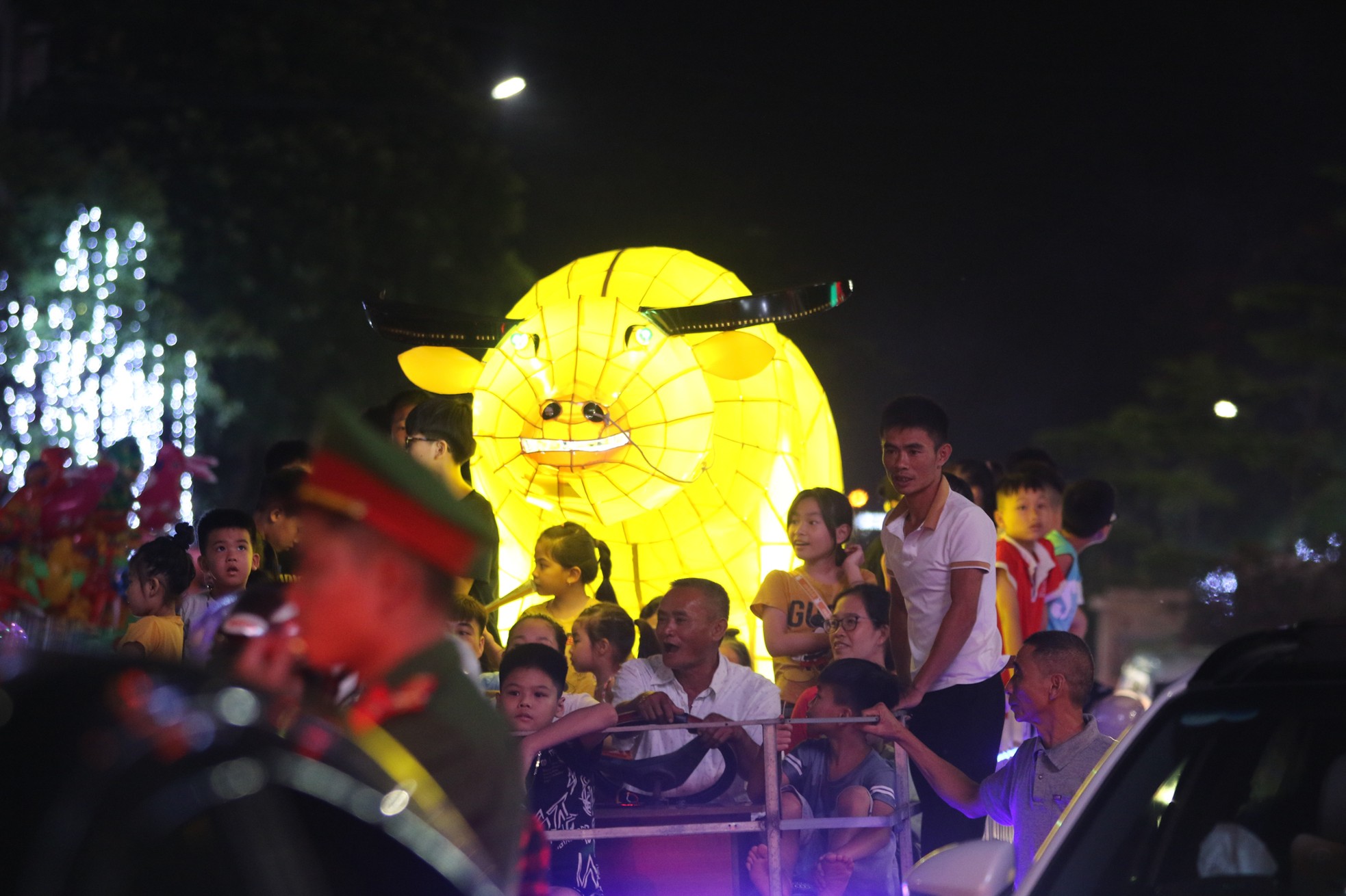 'Biển người' xuống đường rước đèn khổng lồ mừng Tết Độc lập và đón Trung thu sớm ở Tuyên Quang ảnh 12