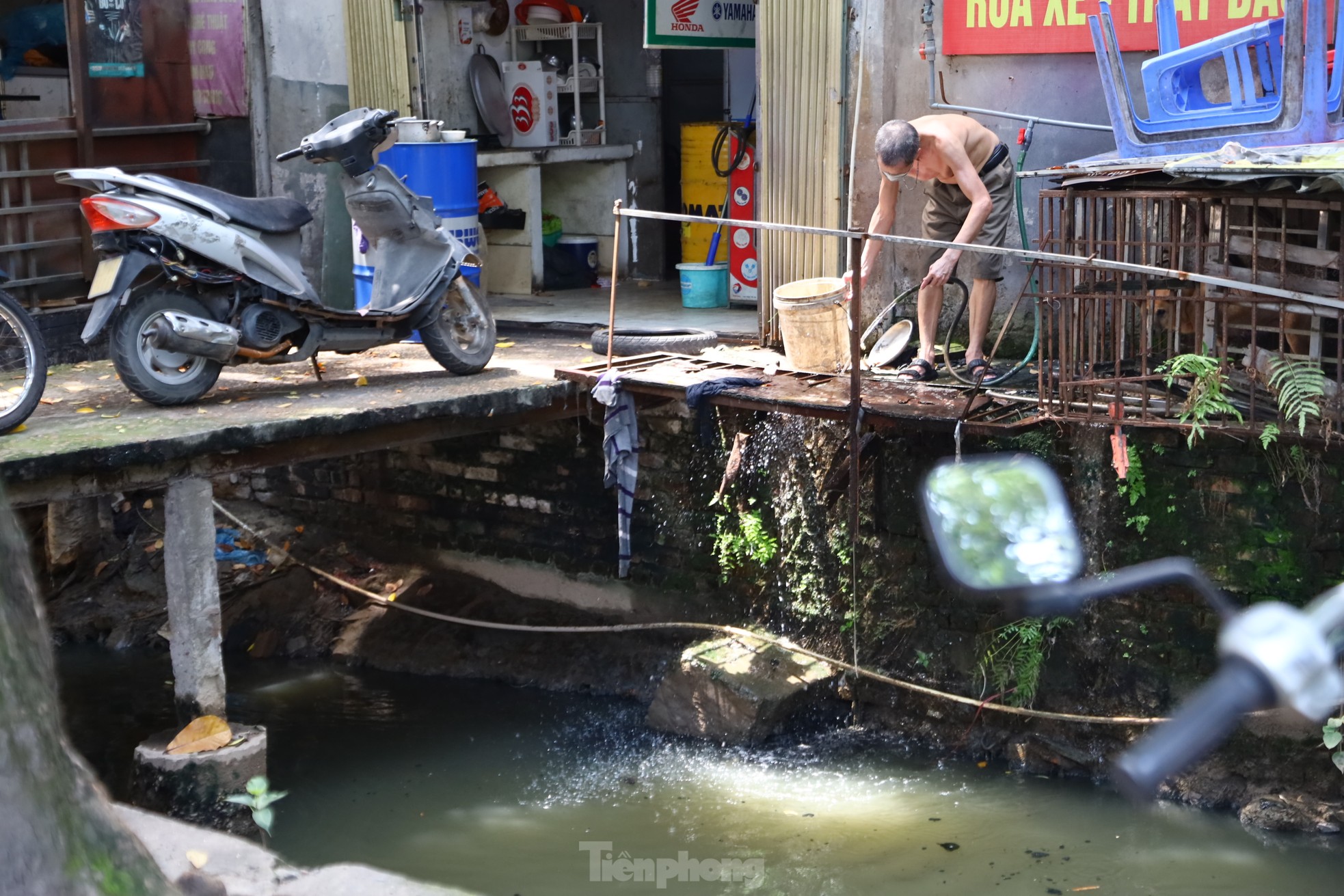 Dân Thủ đô sống khổ bên dòng sông chết - Ảnh 4. Dân Thủ đô sống khổ bên dòng sông chết - Ảnh 4.