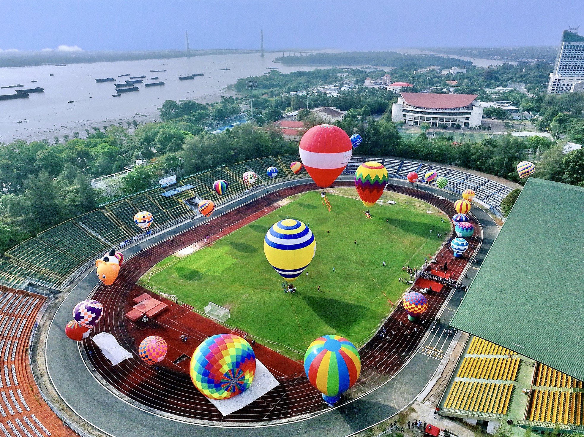 Chủ tịch thành phố Cần Thơ trải nghiệm bay khinh khí cầu - Ảnh 1.