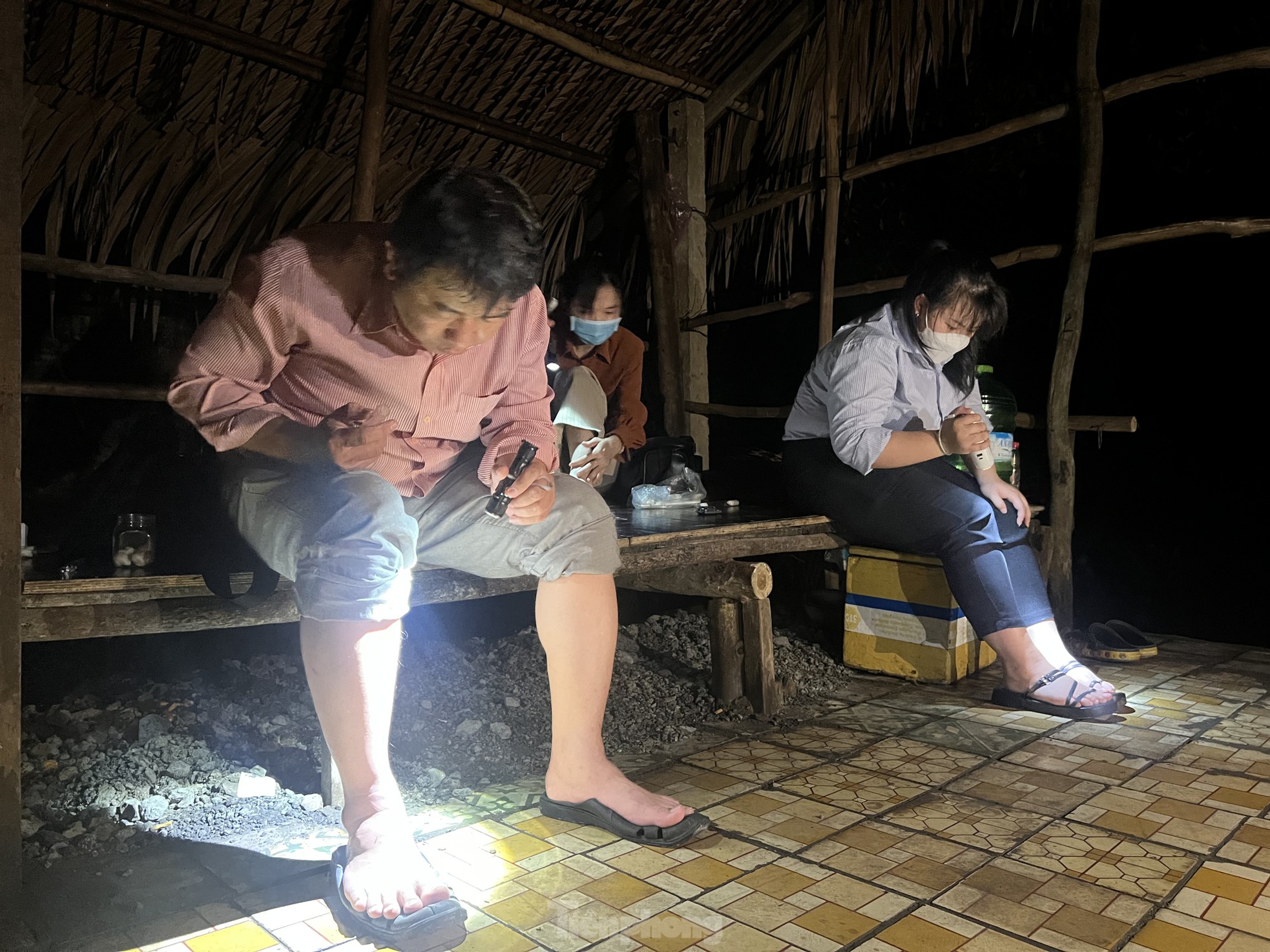 Cận cảnh nhân viên y tế lấy thân 'làm mồi' nhử muỗi trong đêm ảnh 4