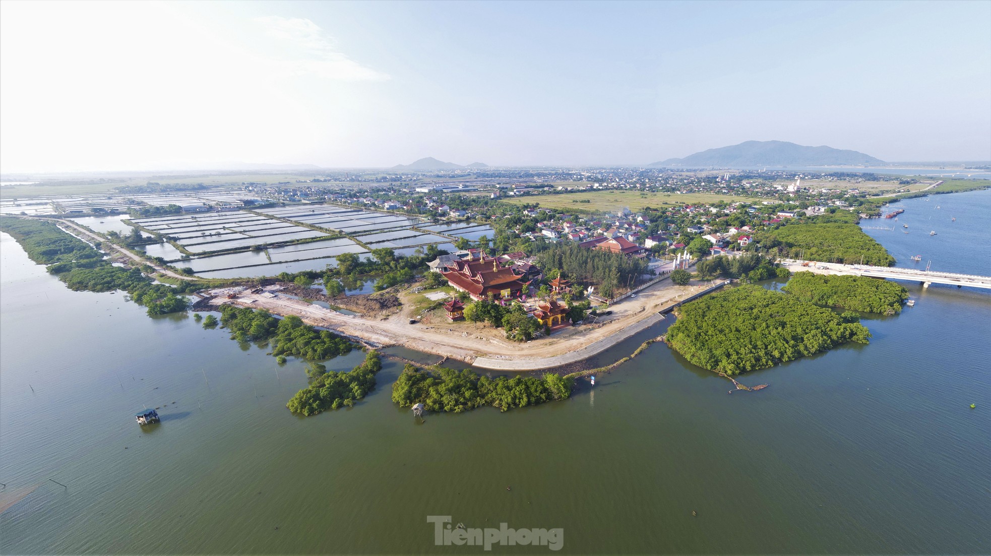 Nhìn từ trên cao những cánh rừng ngập mặn xanh mướt, đẹp như tranh ở Hà Tĩnh ảnh 7