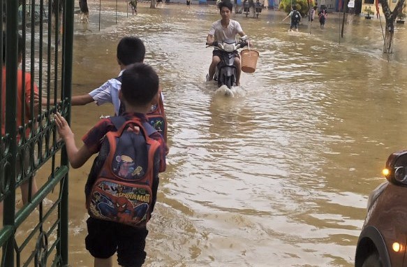 Cám cảnh ngôi trường khốn khổ, hễ mưa to là ngập, thầy trò hì hụi vét bùn ảnh 4