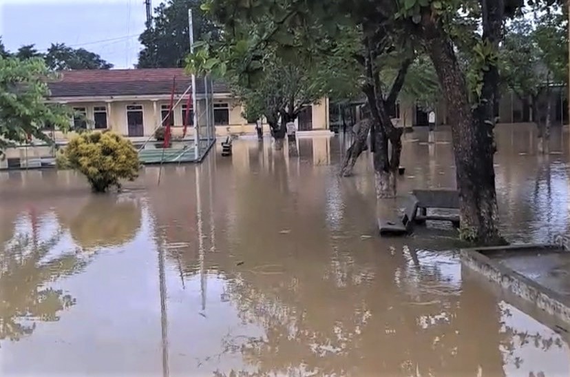 Cám cảnh ngôi trường khốn khổ, hễ mưa to là ngập, thầy trò hì hụi vét bùn ảnh 5