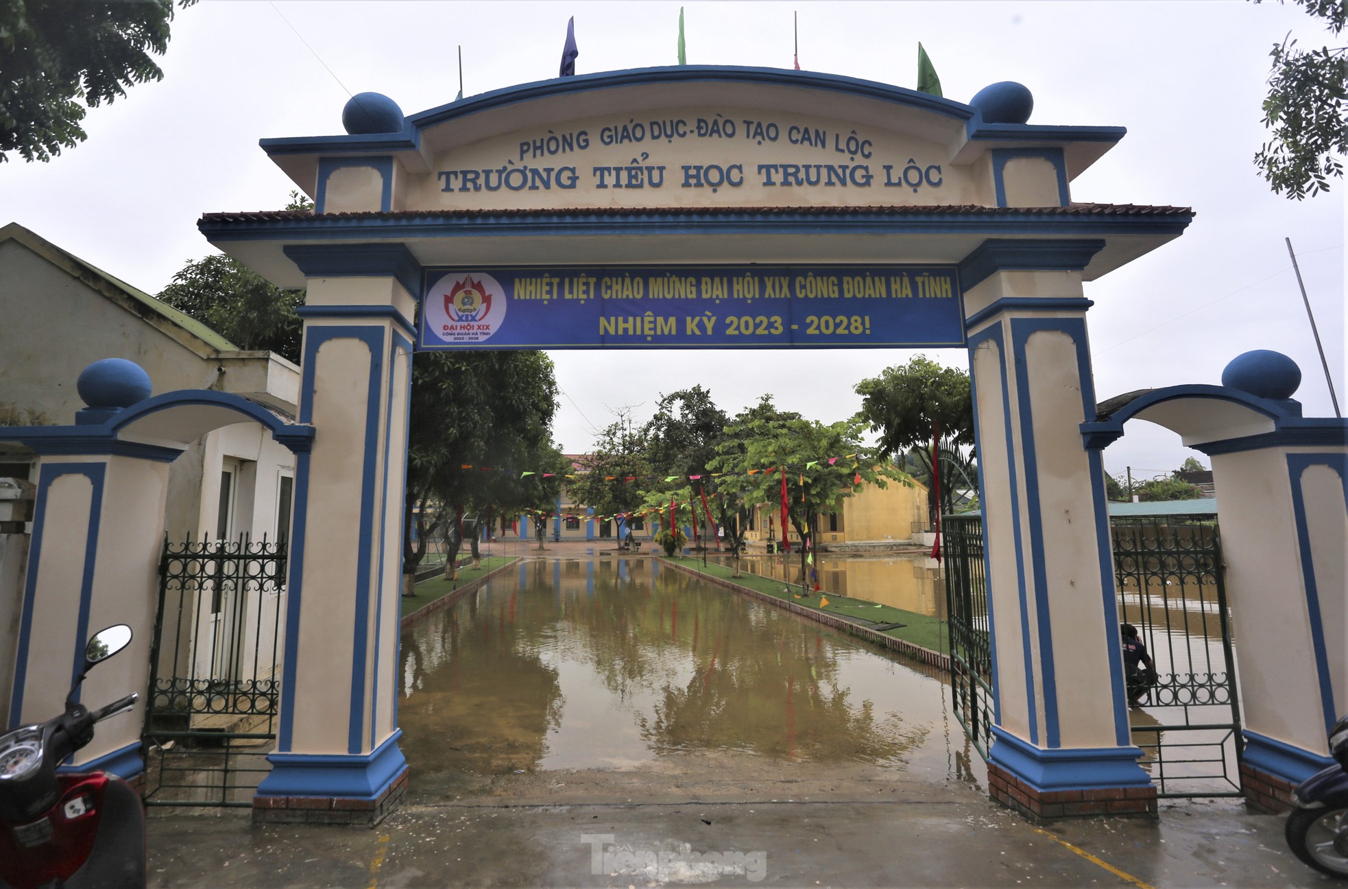 Cám cảnh ngôi trường khốn khổ, hễ mưa to là ngập, thầy trò hì hụi vét bùn ảnh 14