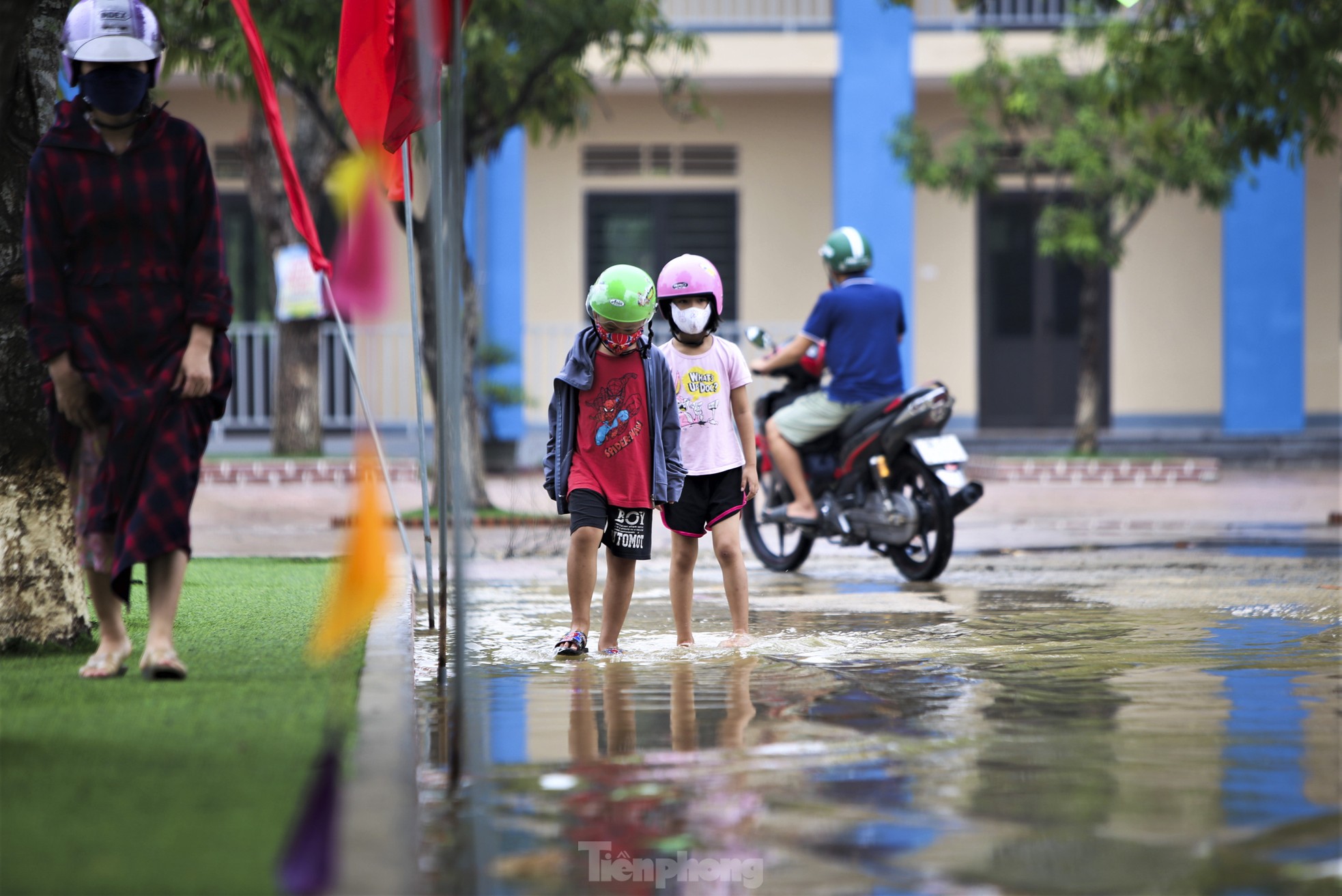 Cám cảnh ngôi trường khốn khổ, hễ mưa to là ngập, thầy trò hì hụi vét bùn ảnh 13