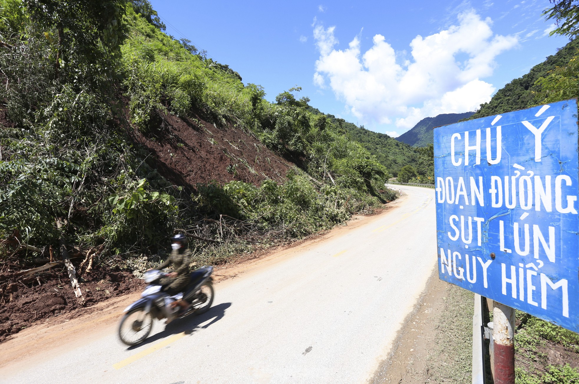 'Chi chít' điểm sạt lở trên tuyến Quốc lộ 7 ảnh 8