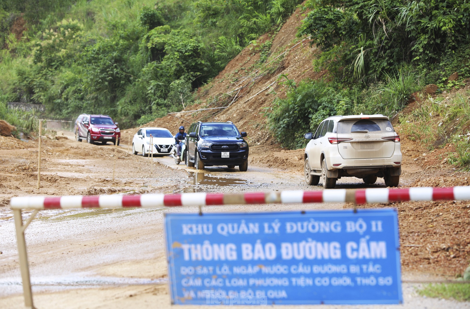'Chi chít' điểm sạt lở trên tuyến Quốc lộ 7 ảnh 4