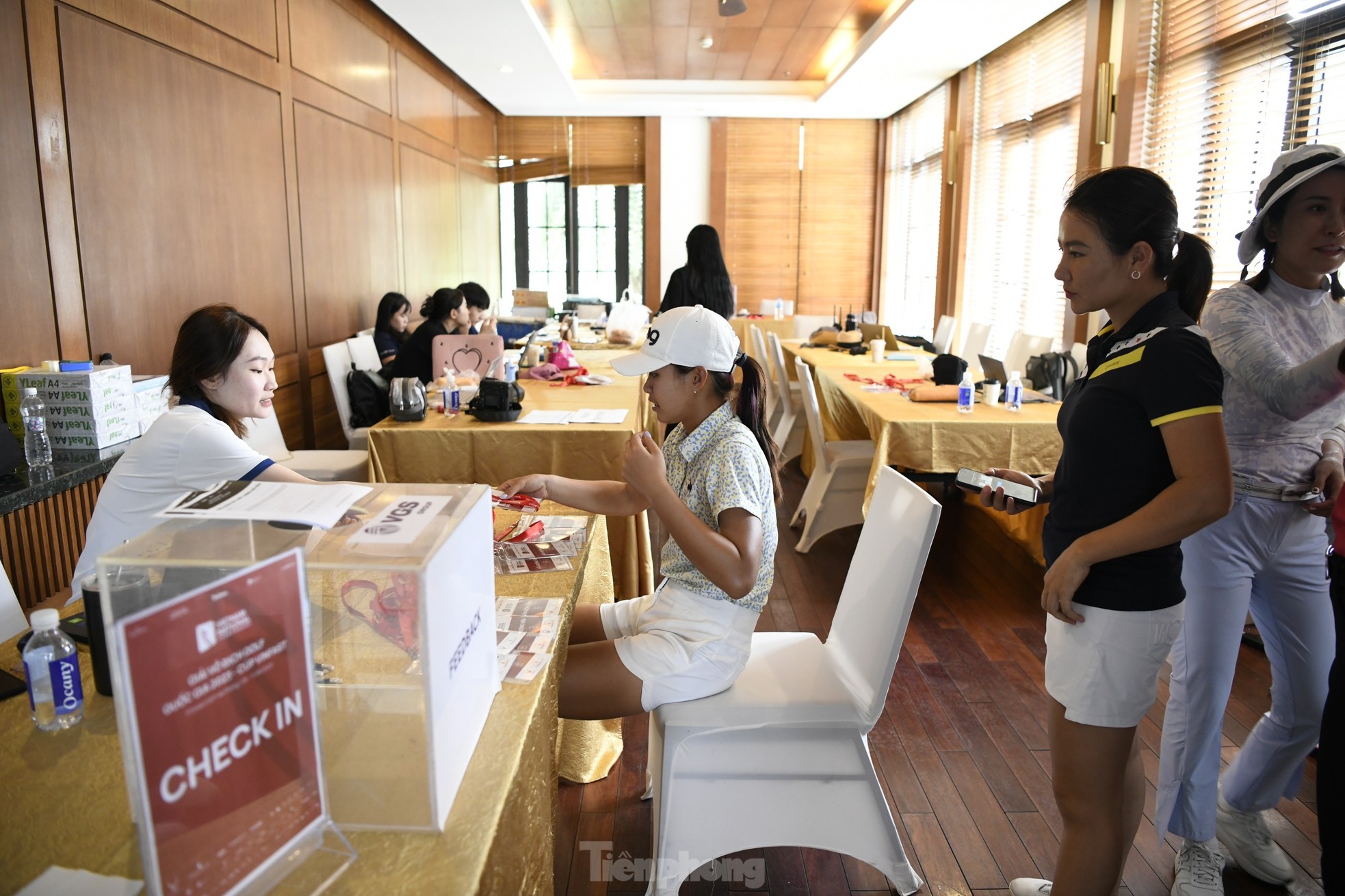 Golfer hoàn tất thủ tục trước giờ khởi tranh Giải Vô địch Golf Quốc gia năm 2023 - Cúp VinFast ảnh 2