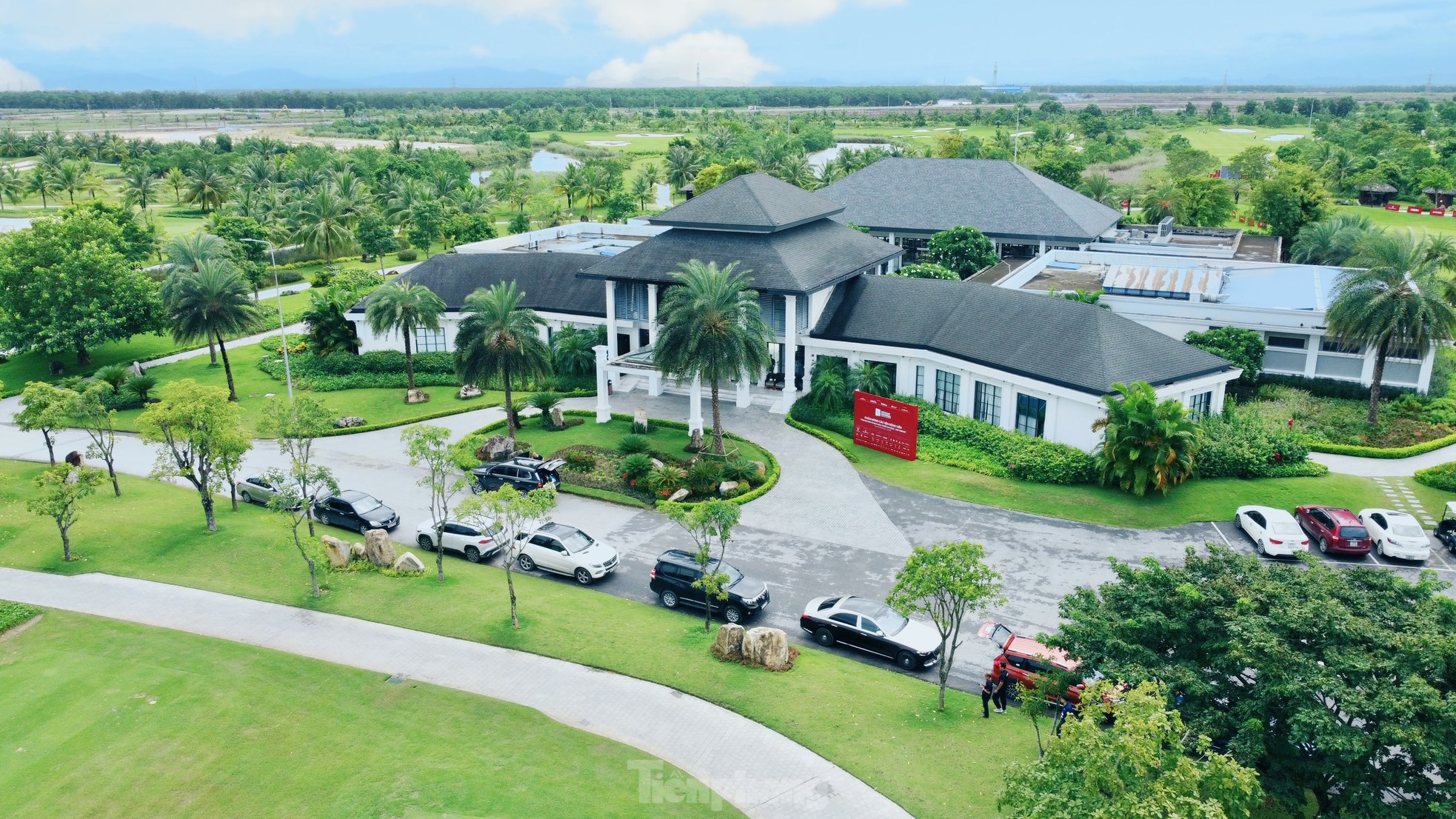 Golfer hoàn tất thủ tục trước giờ khởi tranh Giải Vô địch Golf Quốc gia năm 2023 - Cúp VinFast ảnh 1