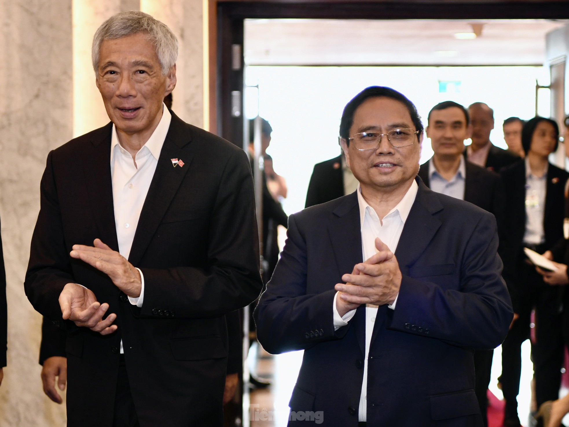 Thủ tướng Phạm Minh Chính và Thủ tướng Lý Hiển Long gặp mặt đại biểu thanh niên hai nước ảnh 1