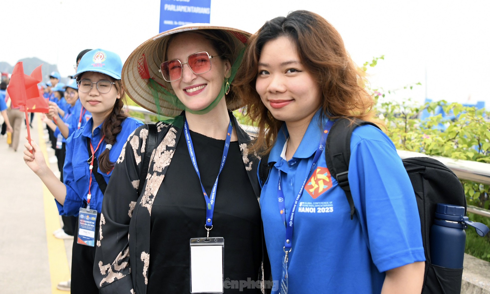 Đại biểu Nghị sĩ trẻ toàn cầu đội nón lá, trải nghiệm đàn bầu trong hành trình khám phá Vịnh Hạ Long ảnh 4