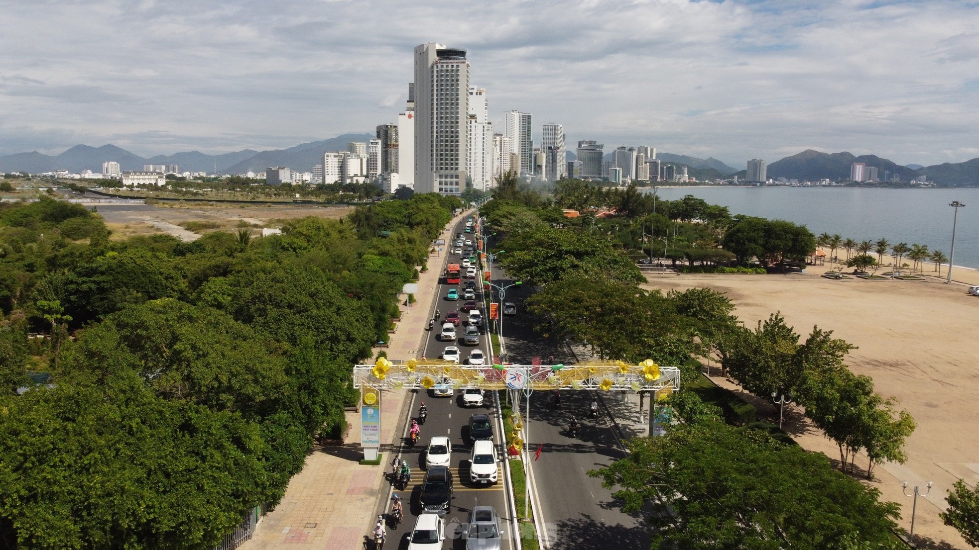 Du khách đổ xô ra đảo, đường nối trung tâm TP Nha Trang với bến tàu ùn tắc ảnh 1