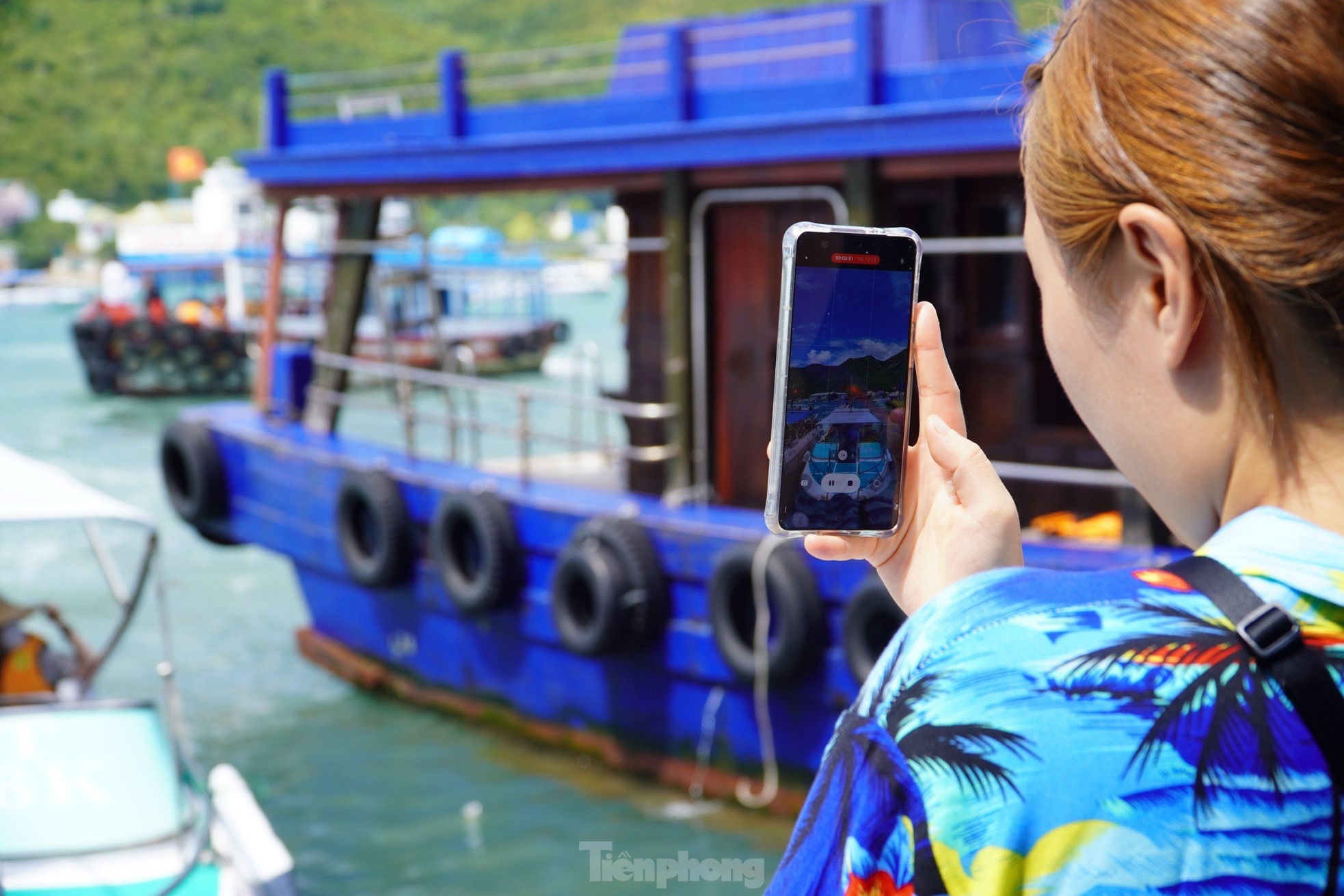 Du khách đổ xô ra đảo, đường nối trung tâm TP Nha Trang với bến tàu ùn tắc ảnh 10