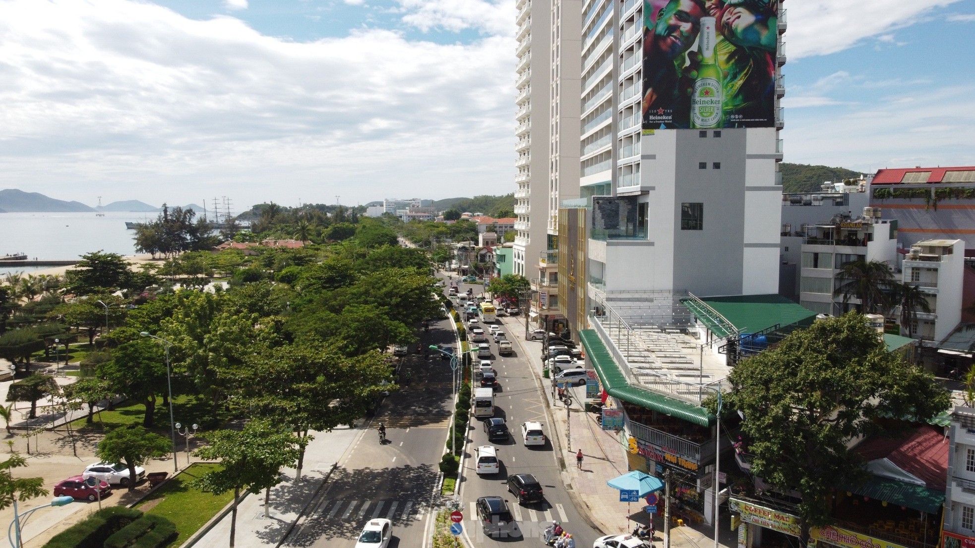 Du khách đổ xô ra đảo, đường nối trung tâm TP Nha Trang với bến tàu ùn tắc ảnh 3
