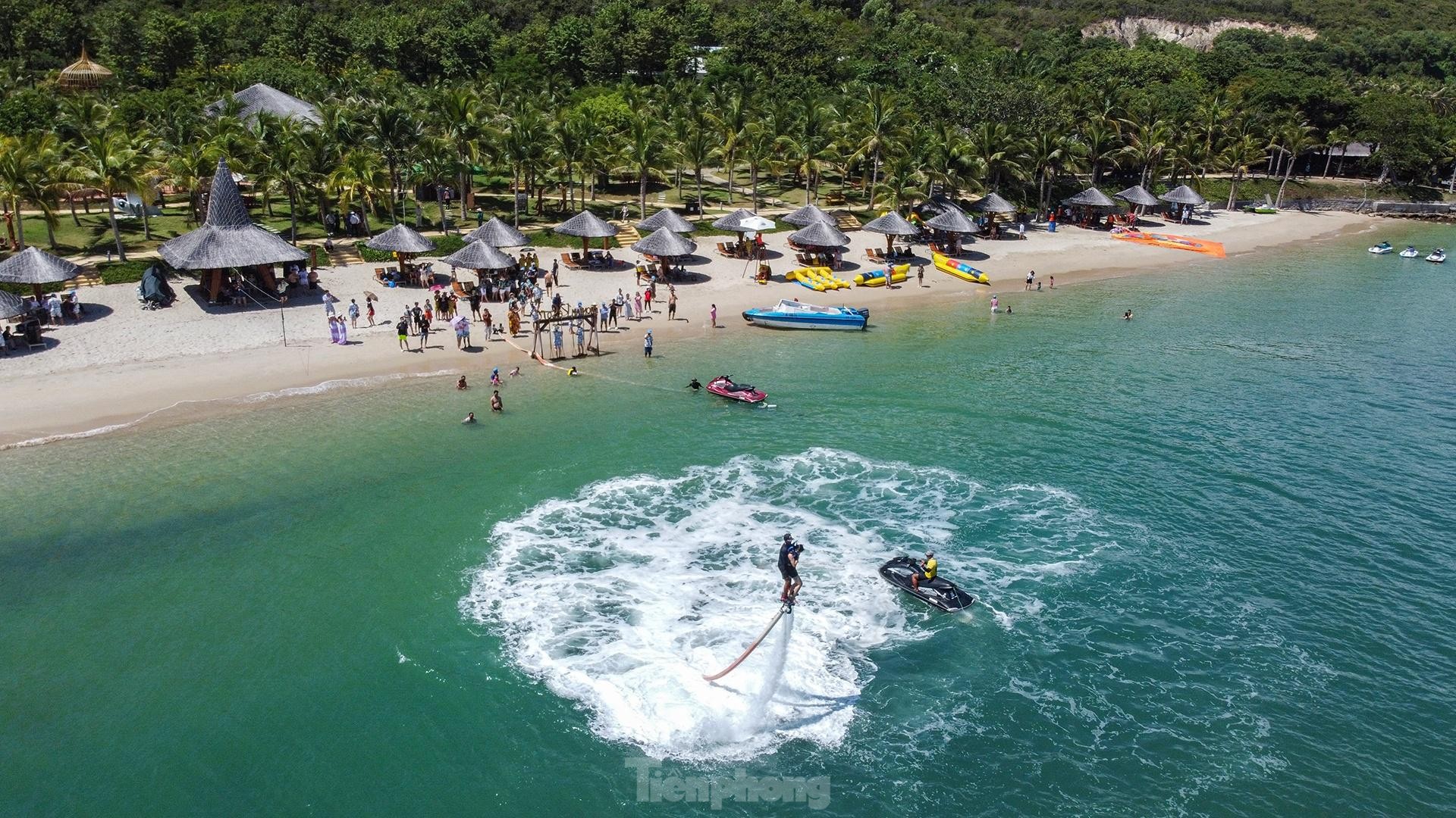 Du khách đổ xô ra đảo, đường nối trung tâm TP Nha Trang với bến tàu ùn tắc ảnh 11
