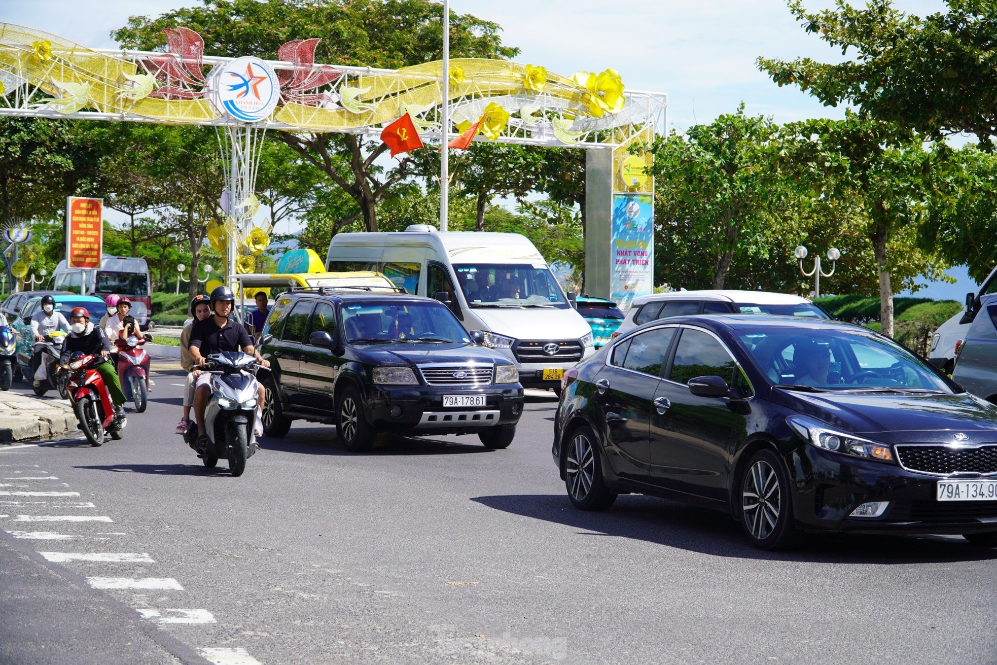 Du khách đổ xô ra đảo, đường nối trung tâm TP Nha Trang với bến tàu ùn tắc ảnh 2