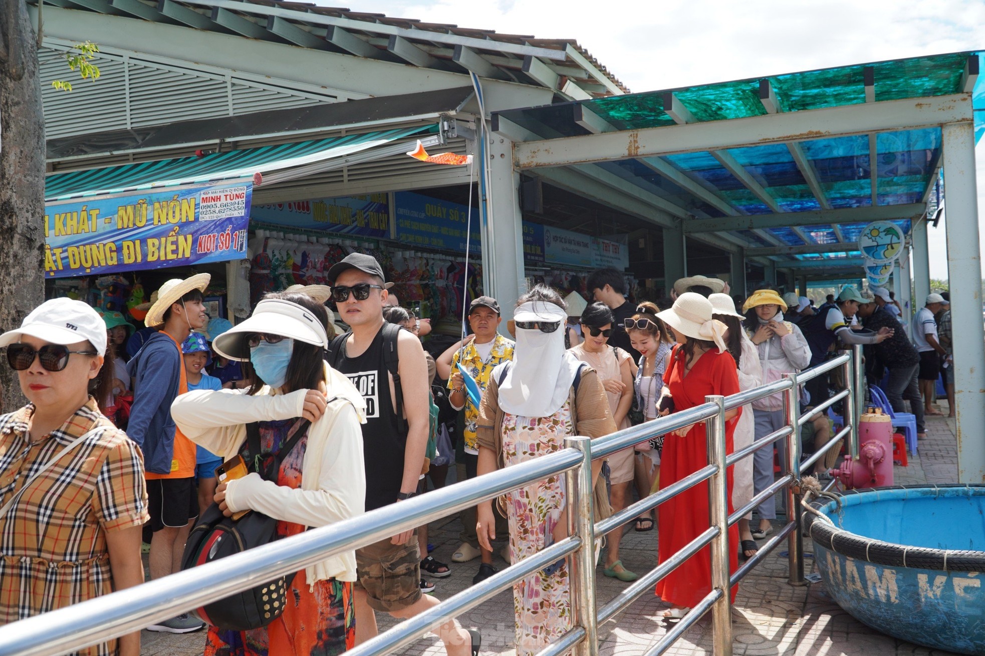 Du khách đổ xô ra đảo, đường nối trung tâm TP Nha Trang với bến tàu ùn tắc ảnh 5