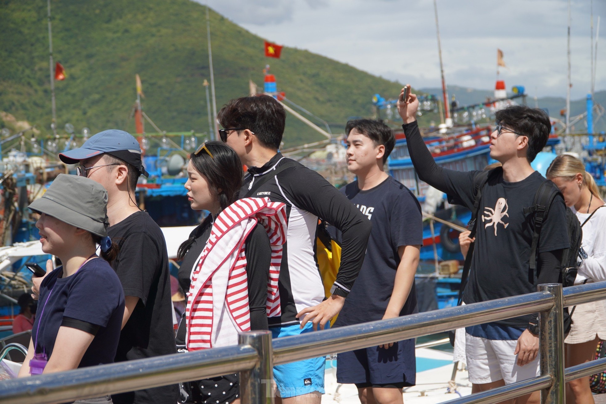 Du khách đổ xô ra đảo, đường nối trung tâm TP Nha Trang với bến tàu ùn tắc ảnh 7