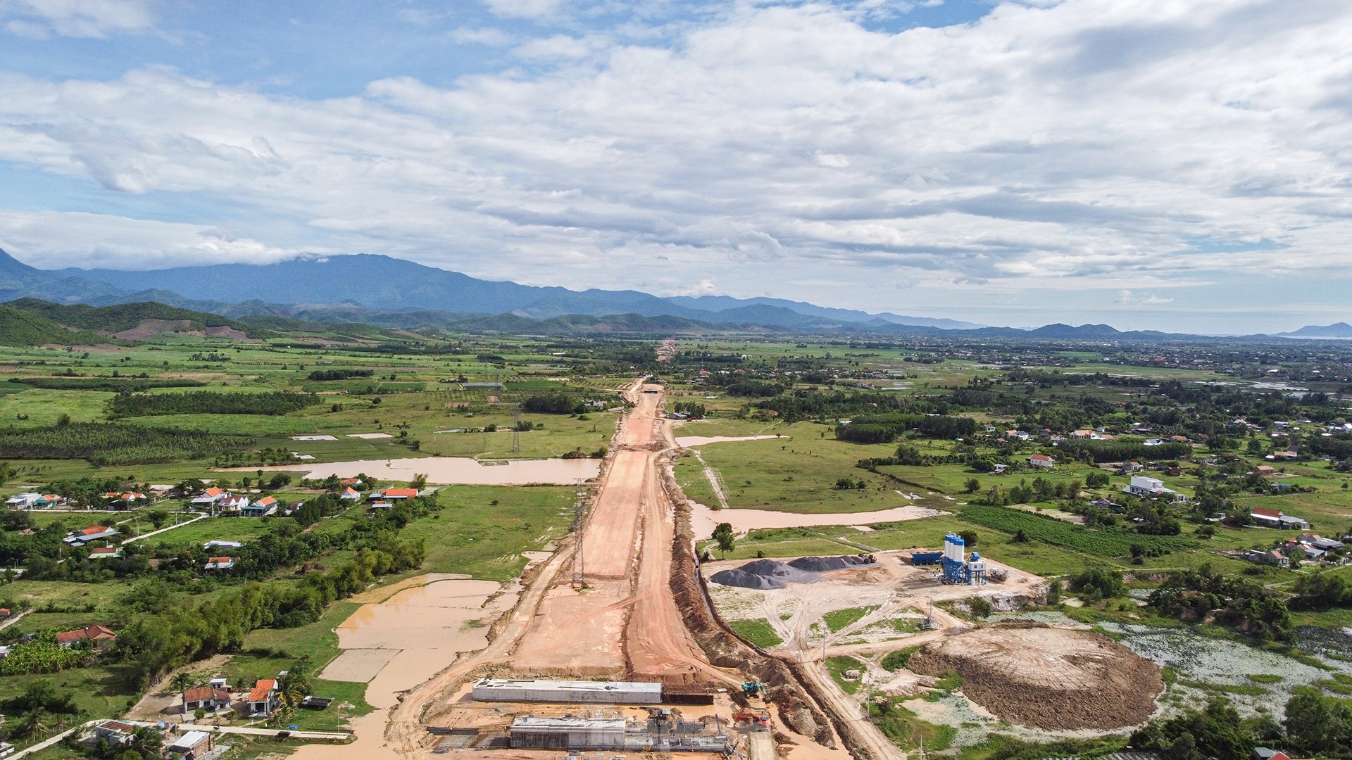Cận cảnh cao tốc Vân Phong - Nha Trang gần 12.000 tỷ nguy cơ 'lụt' tiến độ ảnh 1