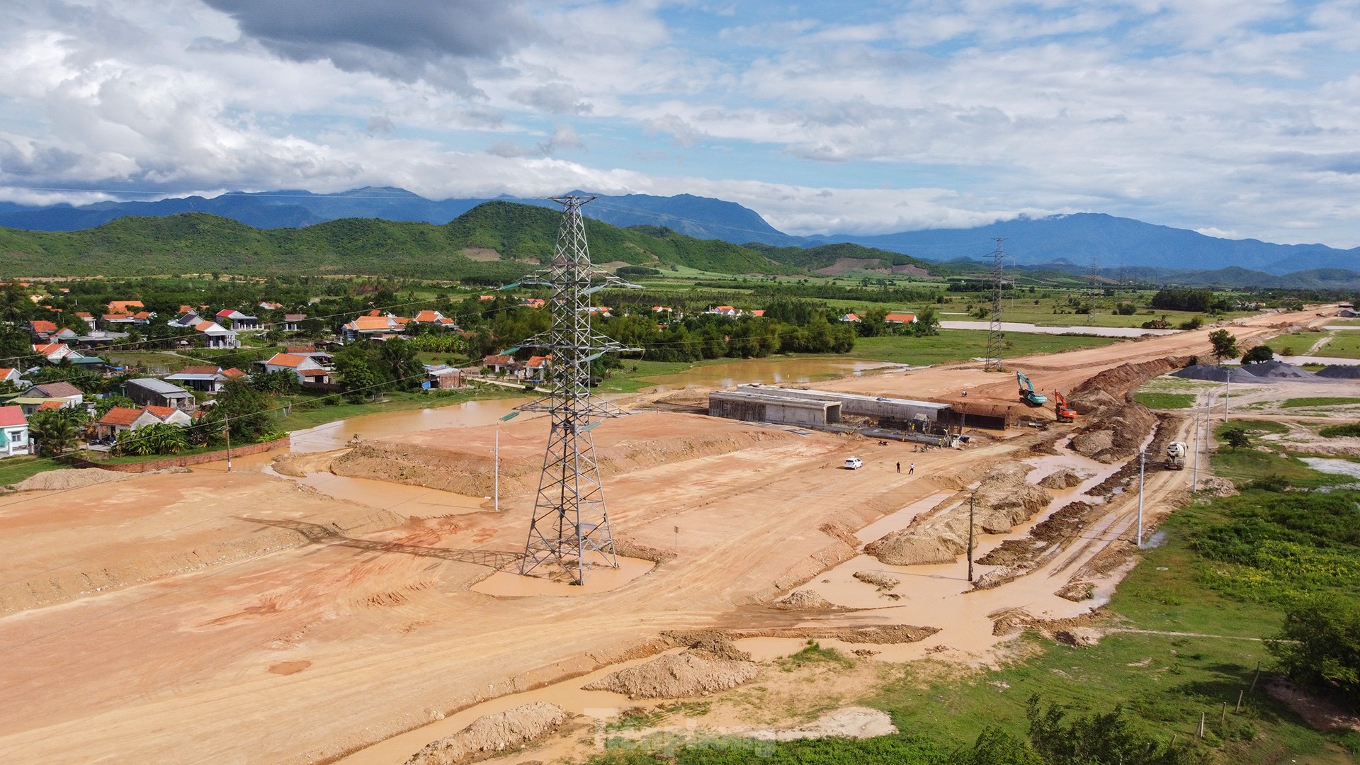 Cận cảnh cao tốc Vân Phong - Nha Trang gần 12.000 tỷ nguy cơ 'lụt' tiến độ ảnh 5