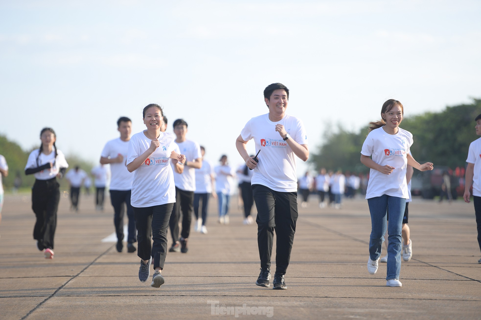 Hoa hậu Đỗ Thị Hà, Đoàn Thiên Ân cùng hơn 200 sinh viên tham gia giải chạy ở Trường Sa ảnh 6