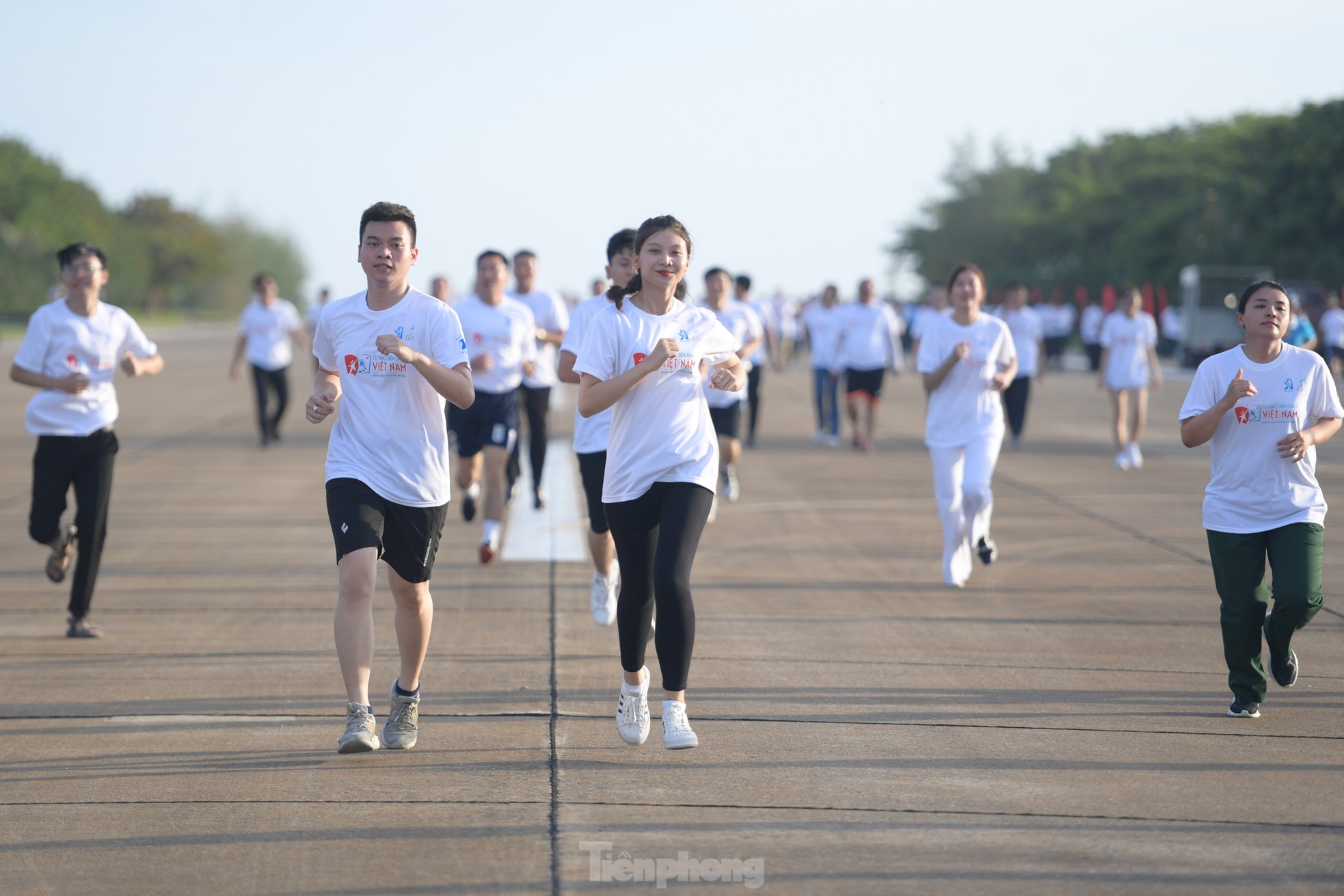 Hoa hậu Đỗ Thị Hà, Đoàn Thiên Ân cùng hơn 200 sinh viên tham gia giải chạy ở Trường Sa ảnh 5