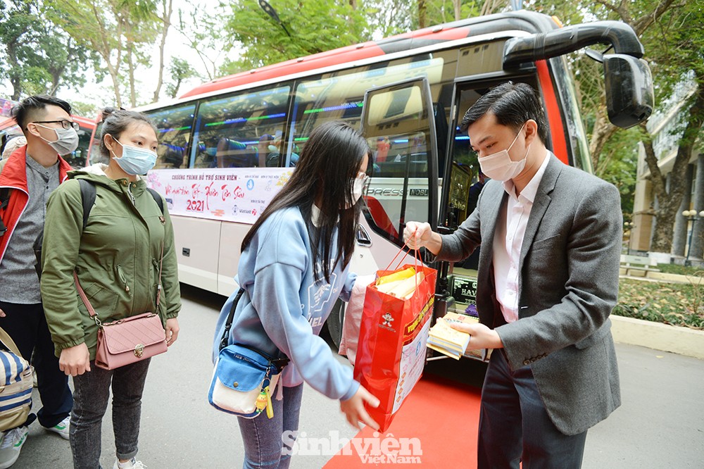 Hỗ trợ hàng ngàn sinh viên đi xe miễn phí về quê đón Tết sớm ảnh 2