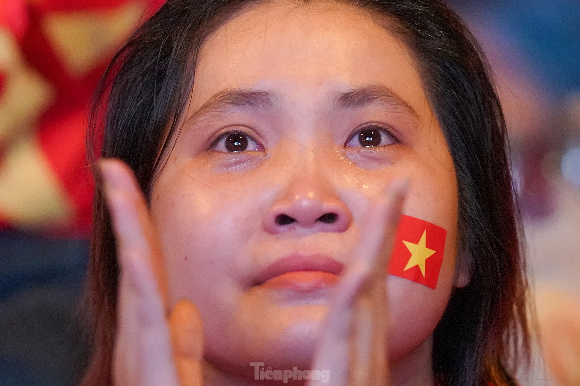 Người hâm mộ TPHCM rơi nước mắt khi đội tuyển Việt Nam suýt bại trên sân nhà - Ảnh 18.