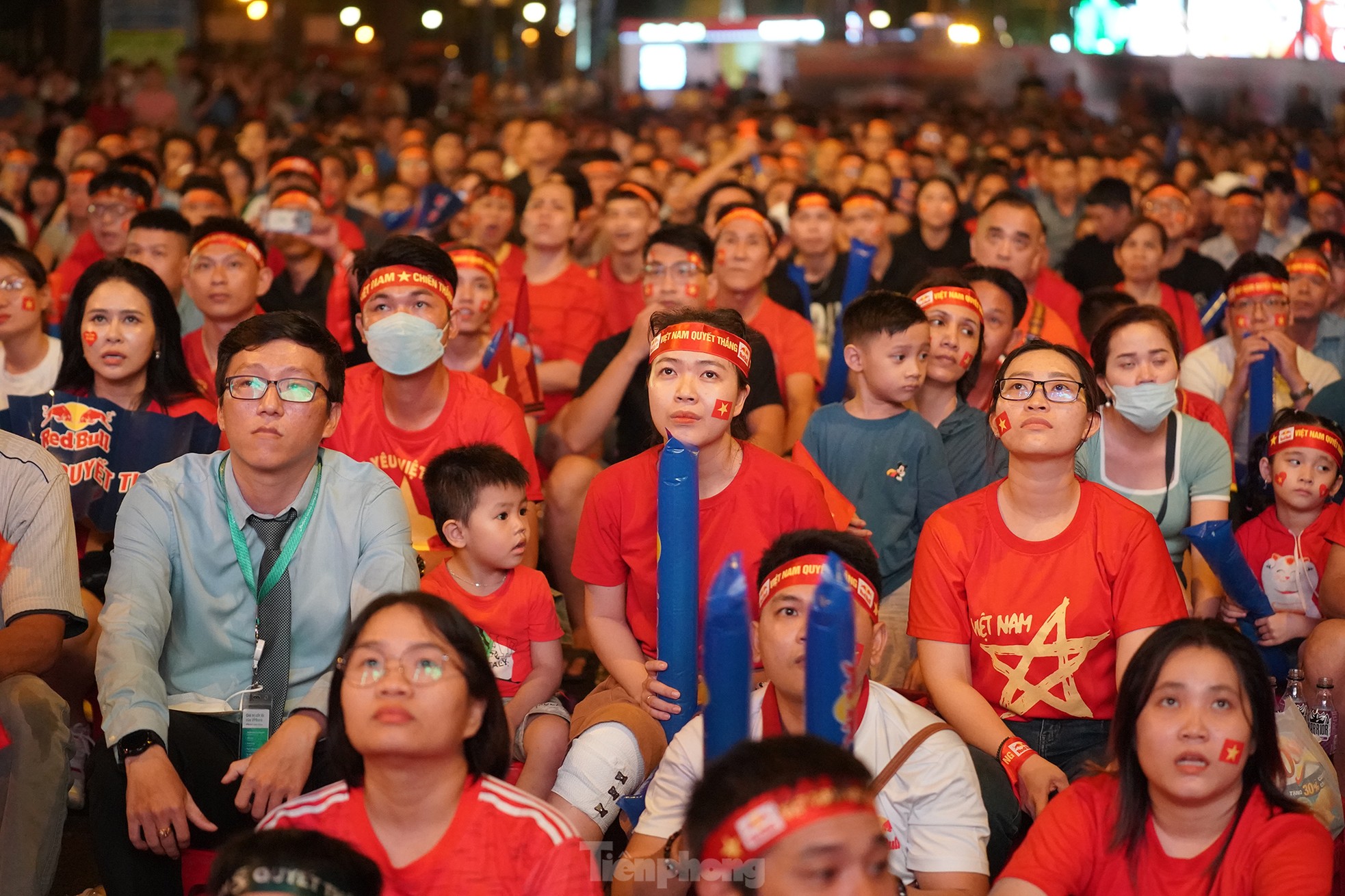 Người hâm mộ TPHCM rơi nước mắt khi đội tuyển Việt Nam suýt bại trên sân nhà - Ảnh 12.