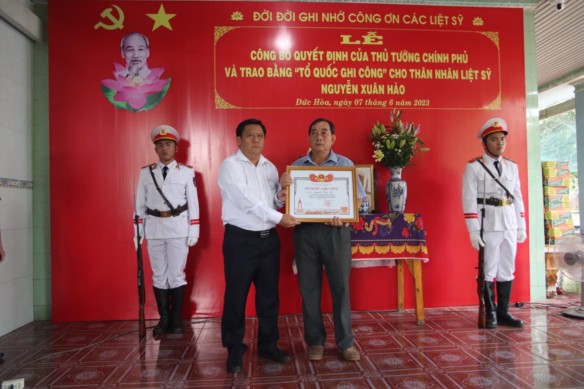 Cha liệt sĩ Nguyễn Xuân Hào nhận bằng ‘Tổ quốc ghi công’ cho con ảnh 1