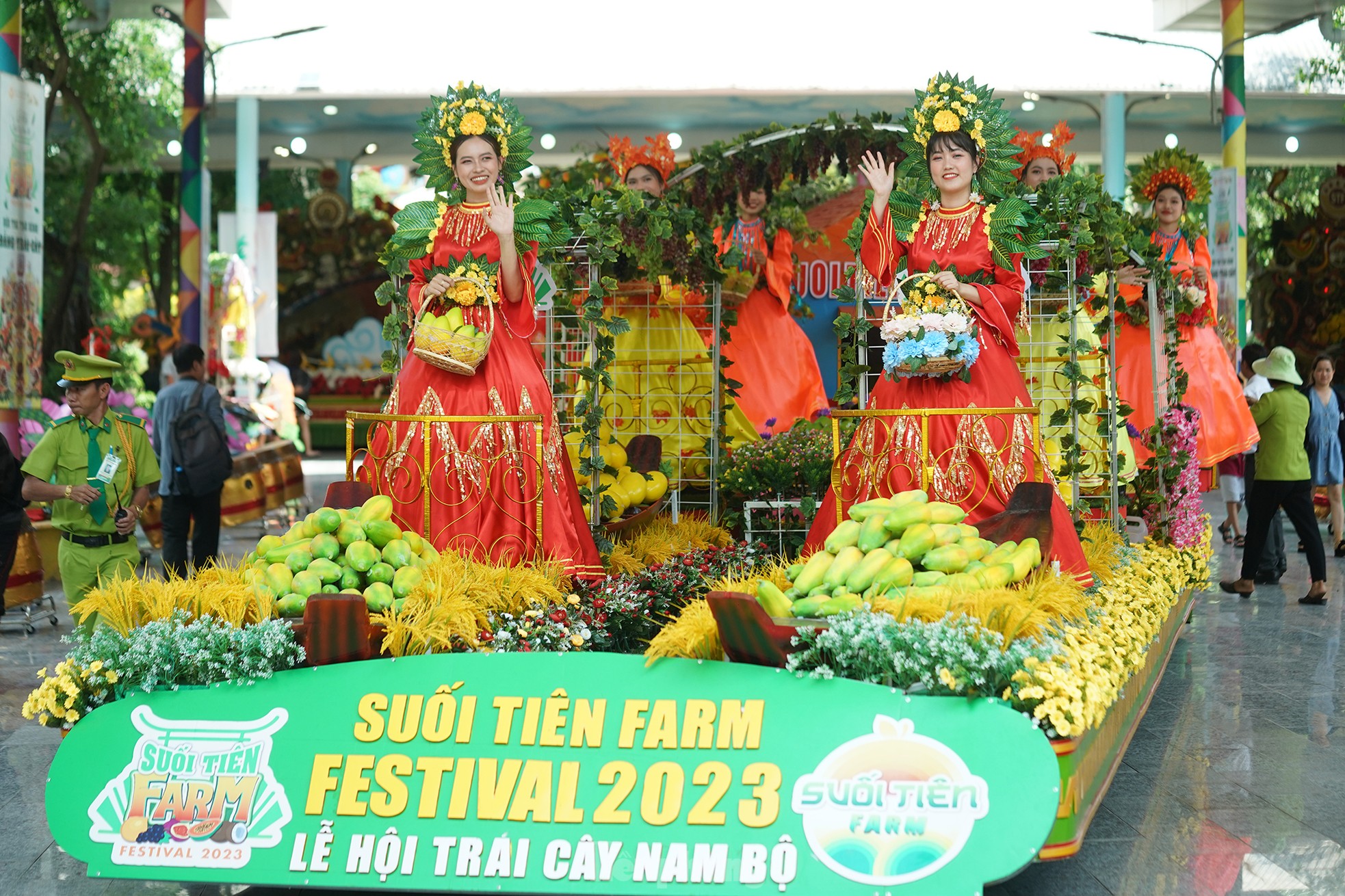 Những tác phẩm tạo hình bằng trái cây khiến người xem 'mắt tròn mắt dẹt' ảnh 1