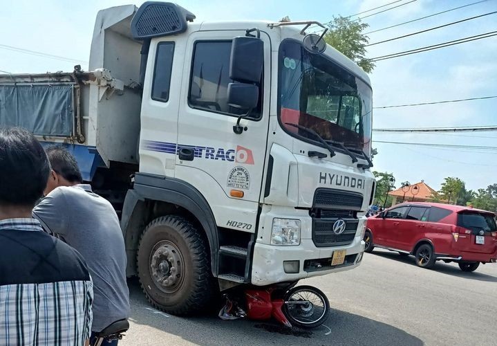 Bị cuốn vào gầm xe ben, người đàn ông tử vong tại chỗ ảnh 1