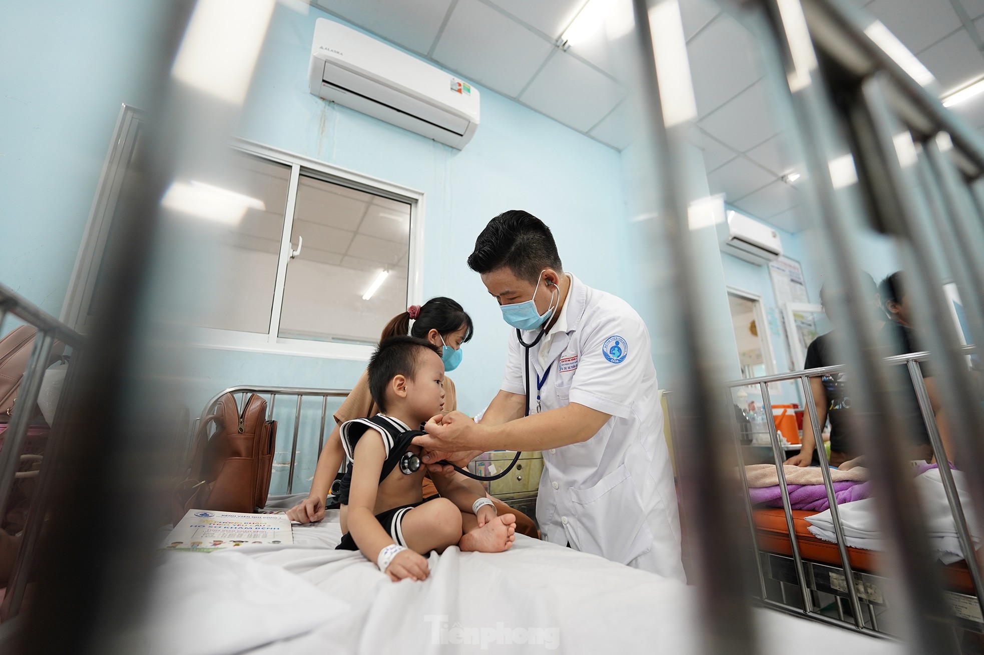 Vào 'điểm nóng' đang điều trị hàng trăm trẻ mắc tay chân miệng ở TPHCM ảnh 1