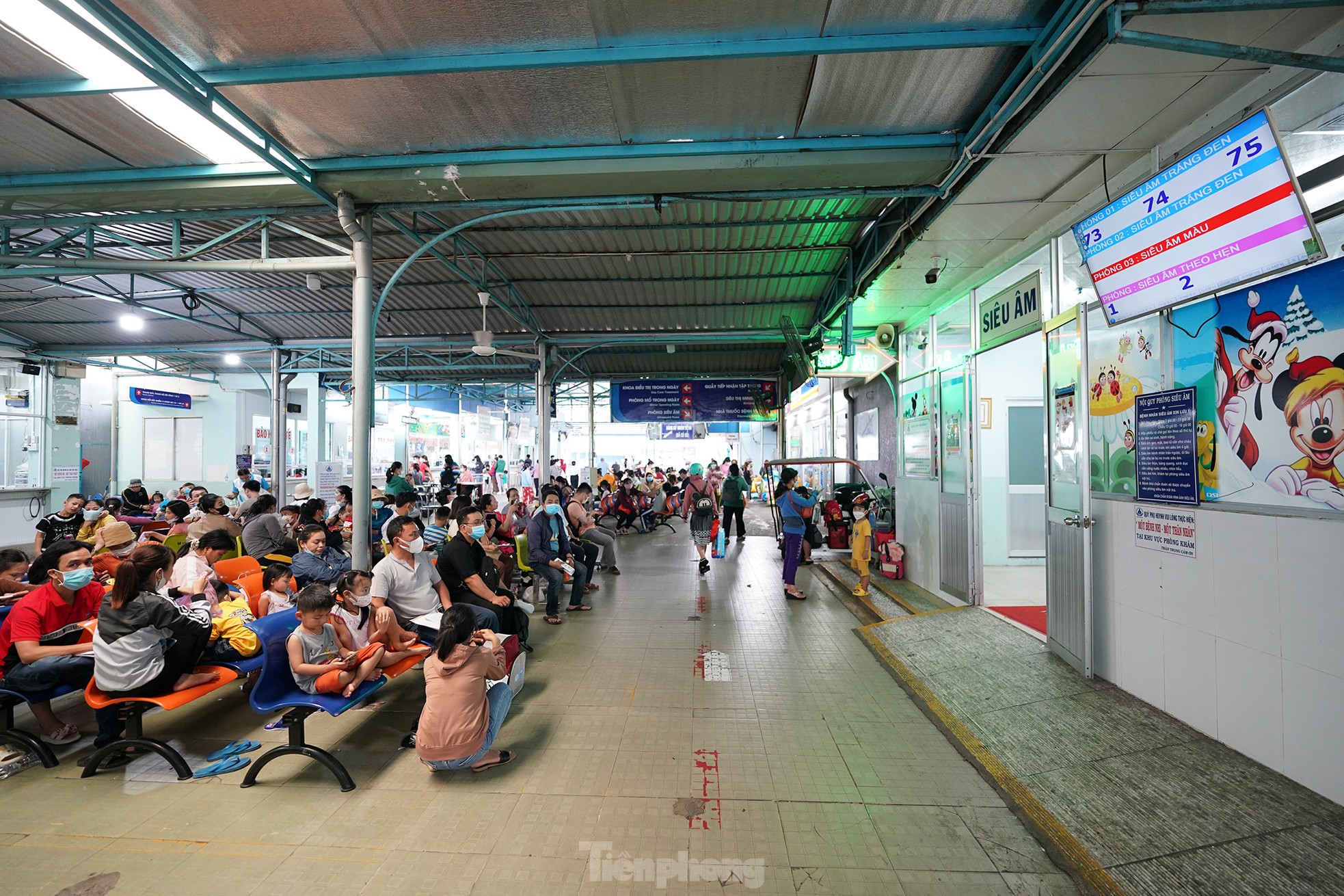 Vào 'điểm nóng' đang điều trị hàng trăm trẻ mắc tay chân miệng ở TPHCM ảnh 11