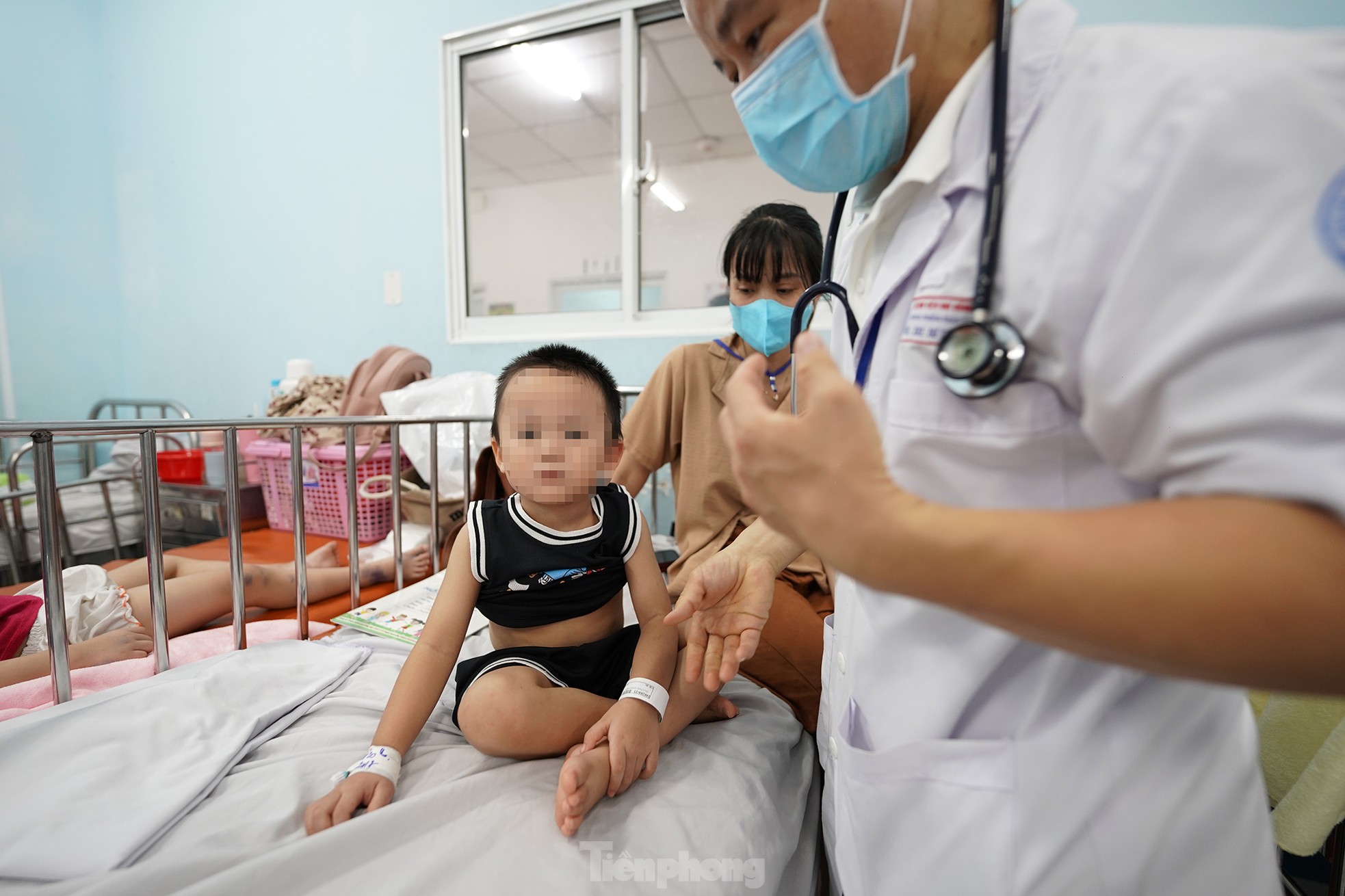 Vào 'điểm nóng' đang điều trị hàng trăm trẻ mắc tay chân miệng ở TPHCM ảnh 2