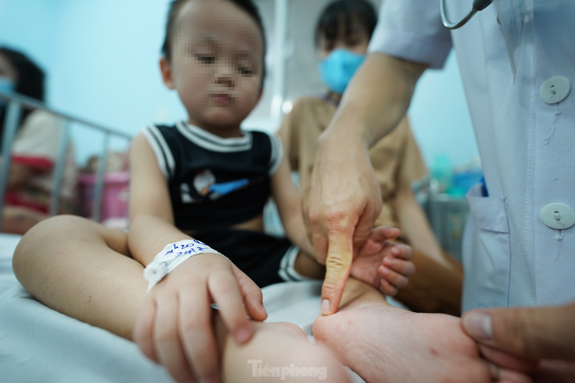 Vào 'điểm nóng' đang điều trị hàng trăm trẻ mắc tay chân miệng ở TPHCM ảnh 5