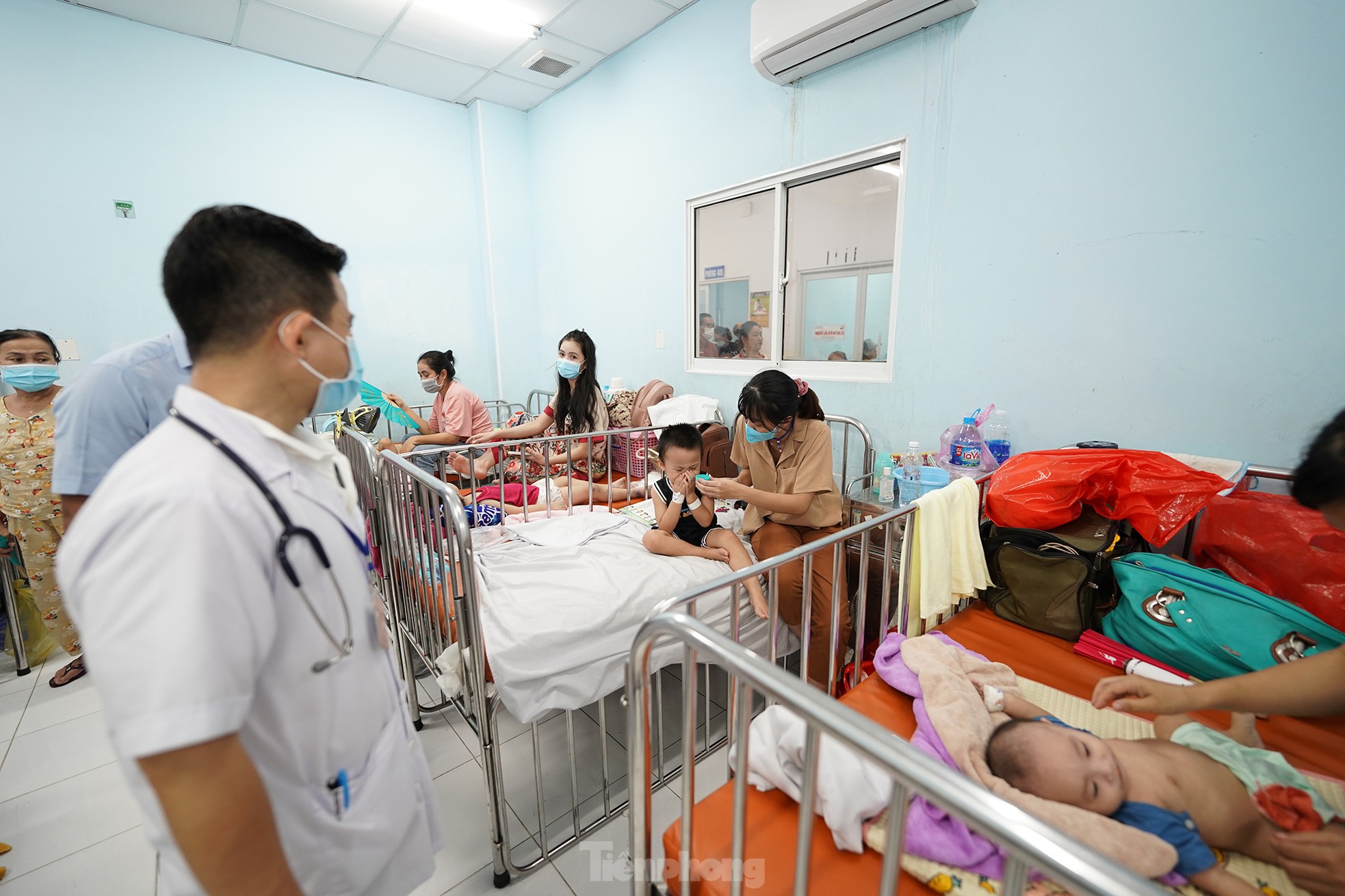Vào 'điểm nóng' đang điều trị hàng trăm trẻ mắc tay chân miệng ở TPHCM ảnh 6